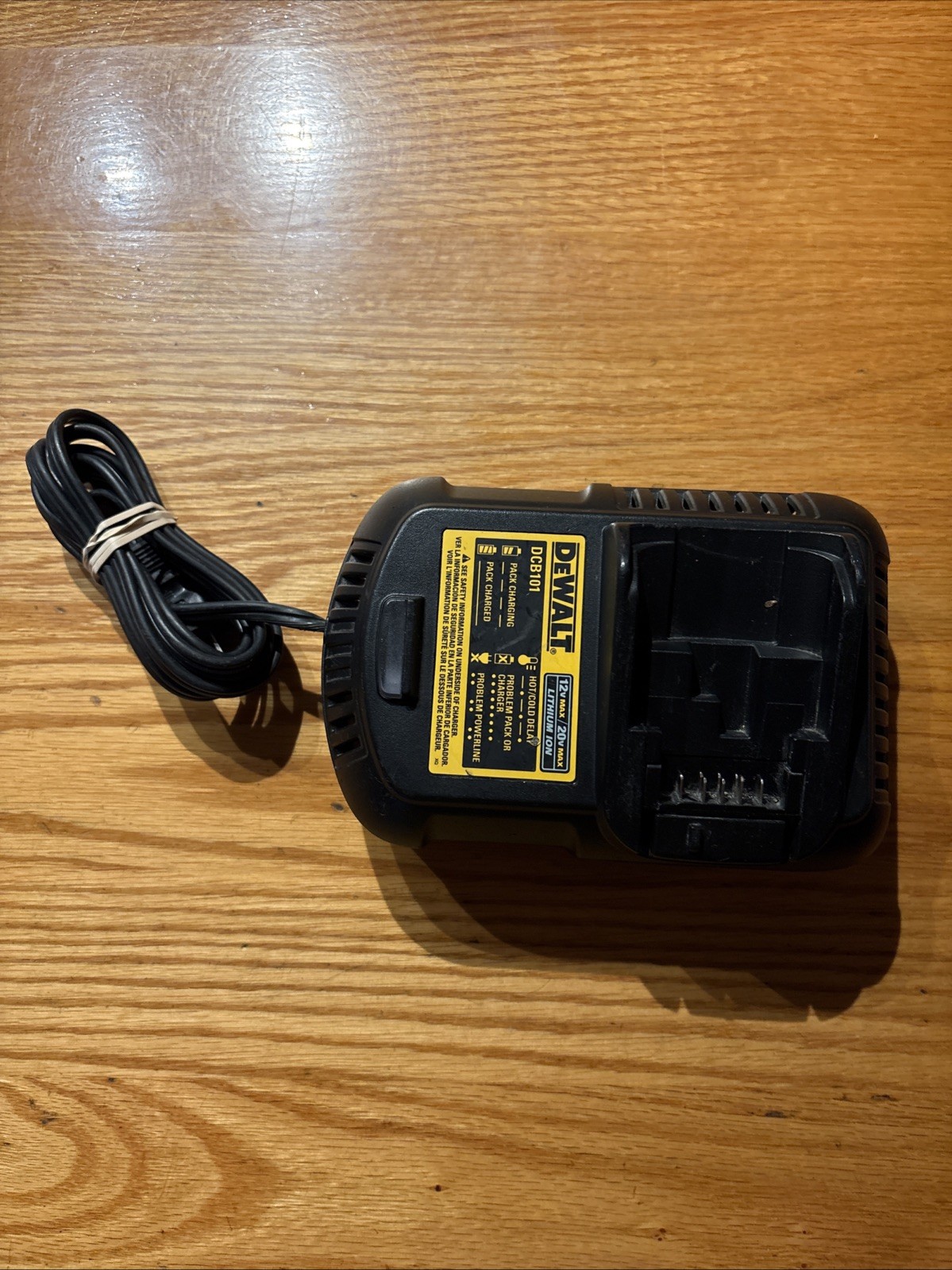 DEWALT DCB101 12V – 20V MAX Lithium ion Battery / Charger