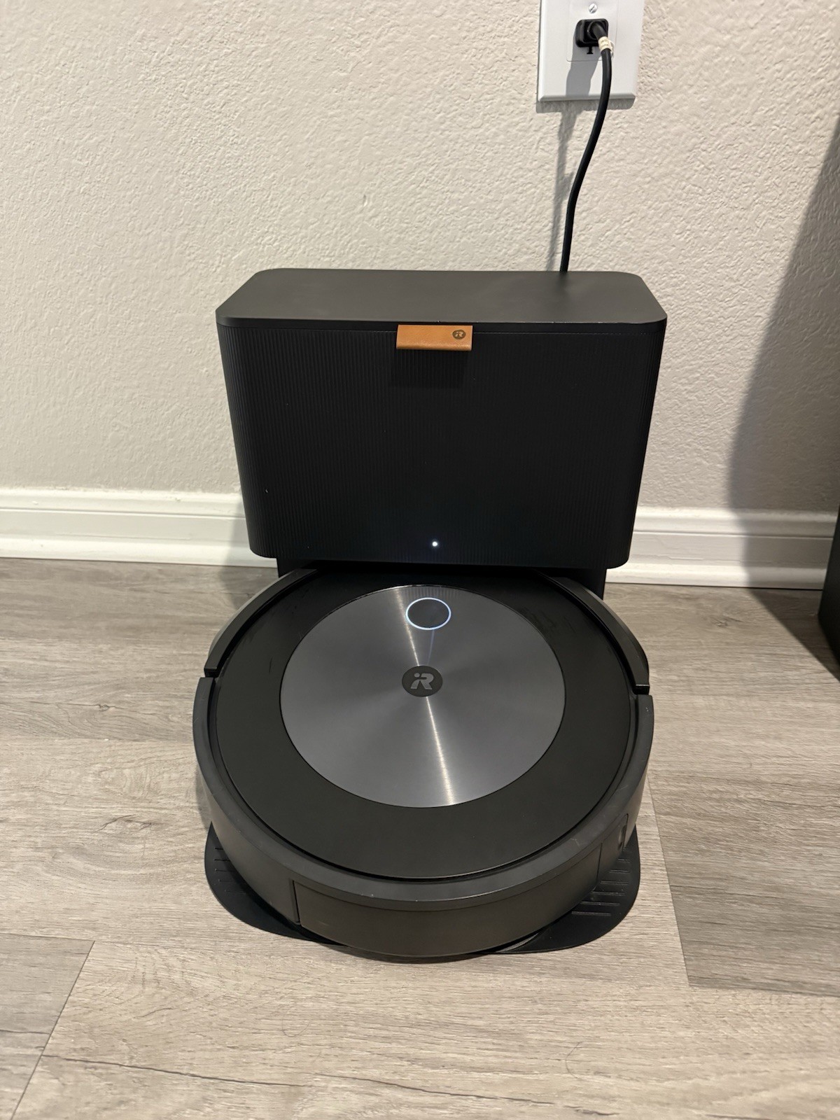 Roomba J7 Model RVE-Y1+ Self-Emptying Robot Vacuum +Clean Base Excellent Conditi
