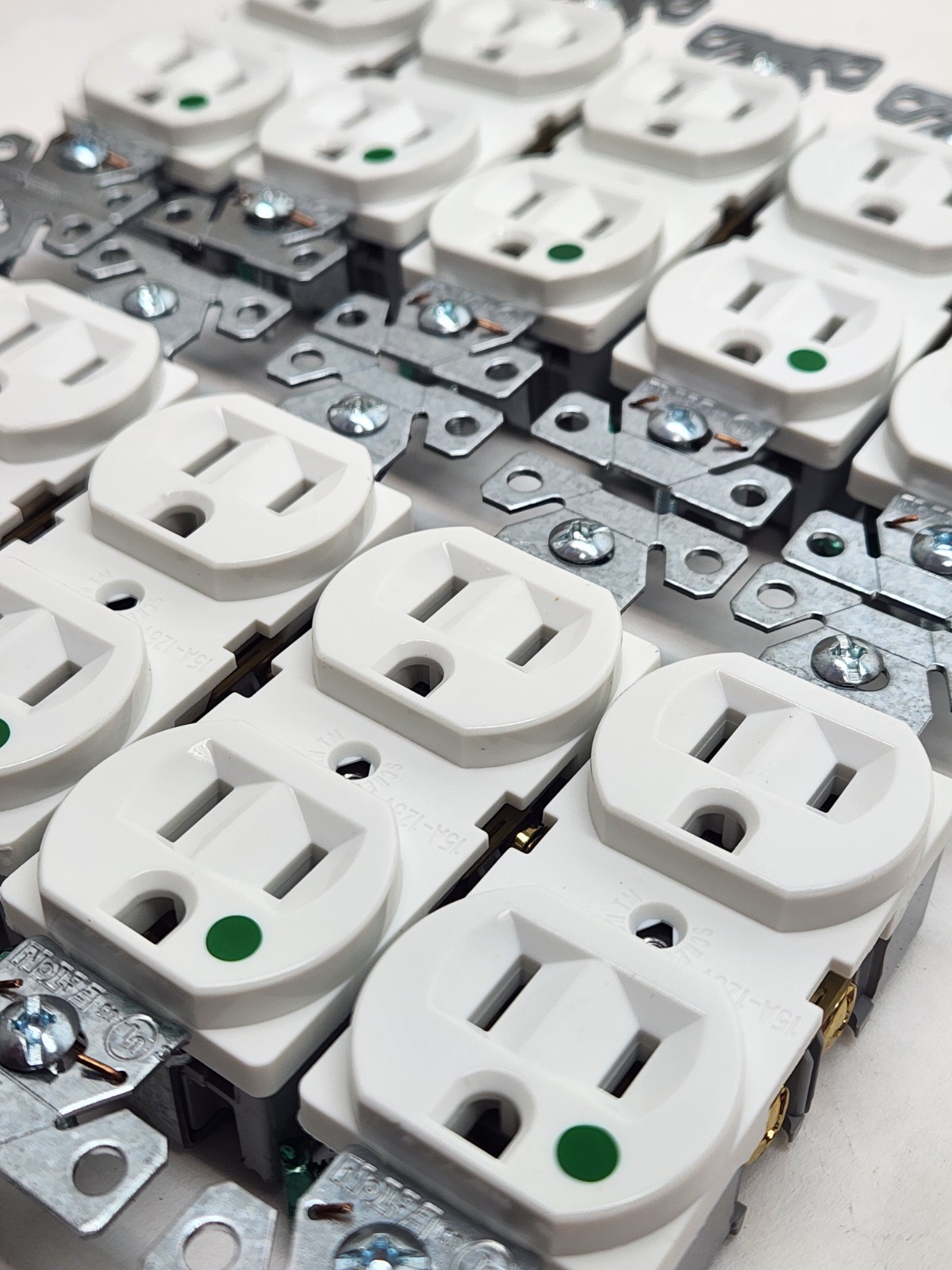 10 Pack – Eaton WD 8200W White Duplex Outlet NEMA 5-15R 15A 125V Hospital Grade