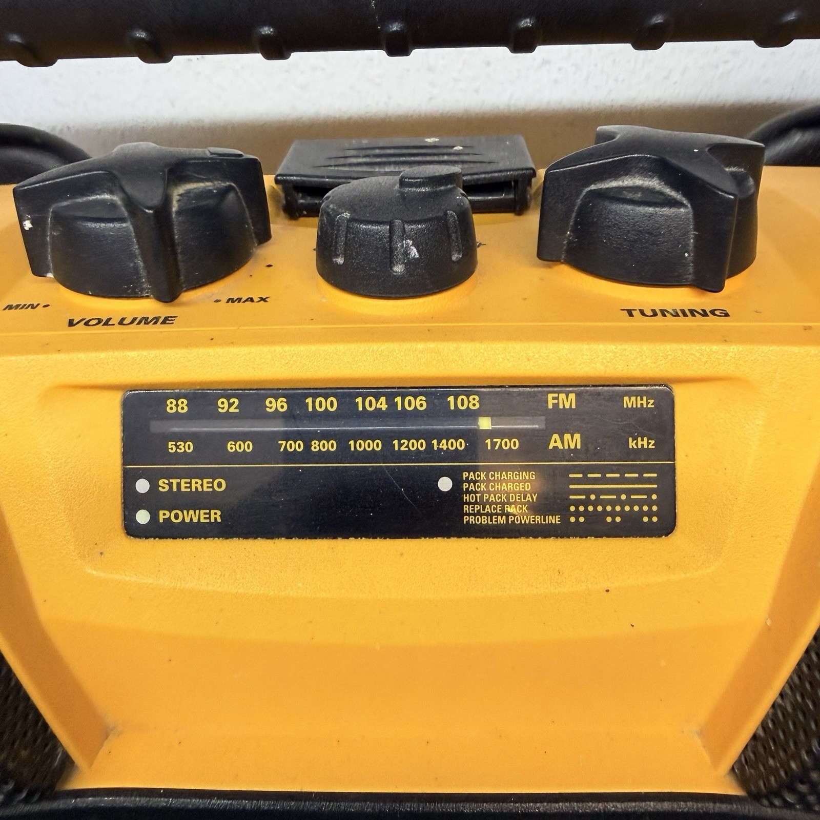 DEWALT Cordless JOBSITE Radio Charger AM/FM 1-HR NiCd Battery Charger 18v Tested