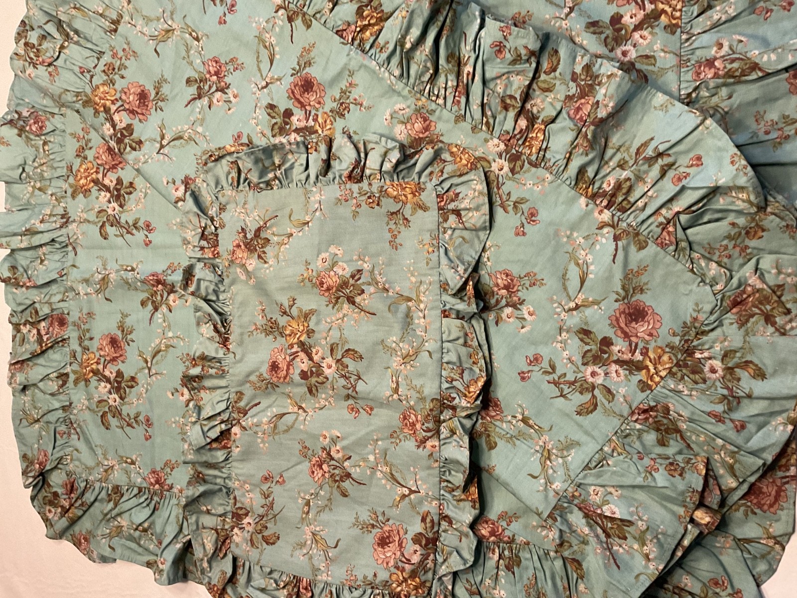 New Ralph Lauren 2pc Standard Ruffled Shams/Ruffled Throw Pillow Unknown Pattern