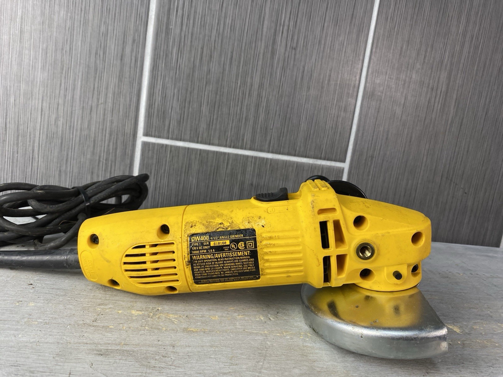 DeWalt DW400 4-1/2″ Angle Grinder 5amp 10,000pm Corded 120V w/aux handle & guard