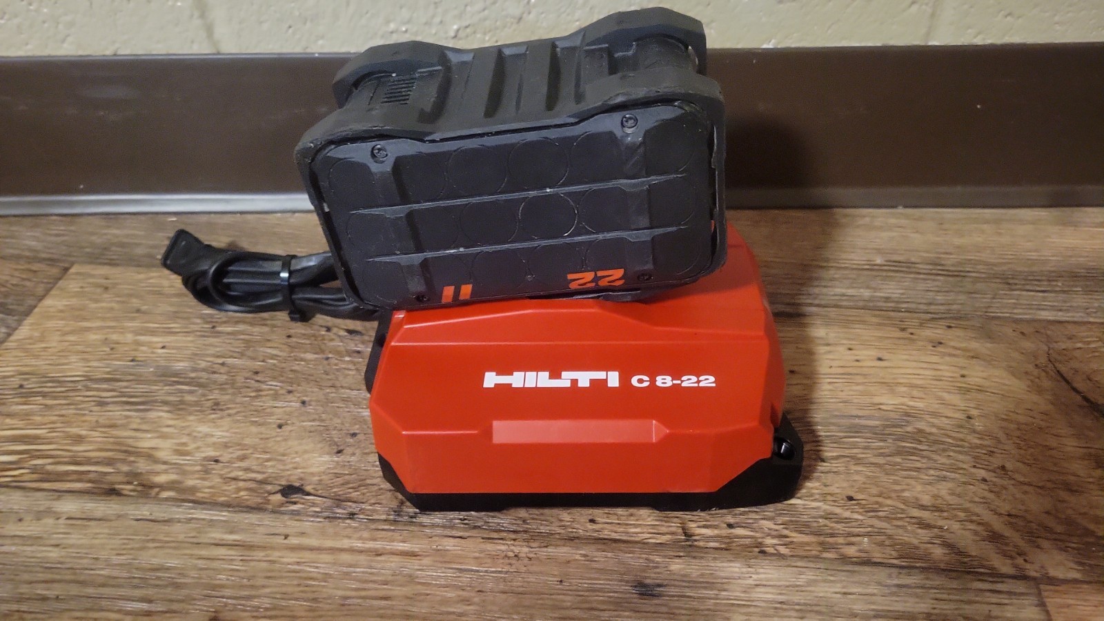 HILTI C 8-22 Nuron Charger & HILTI B 22-255 12AH BATTERY B 22-255 Li-ion