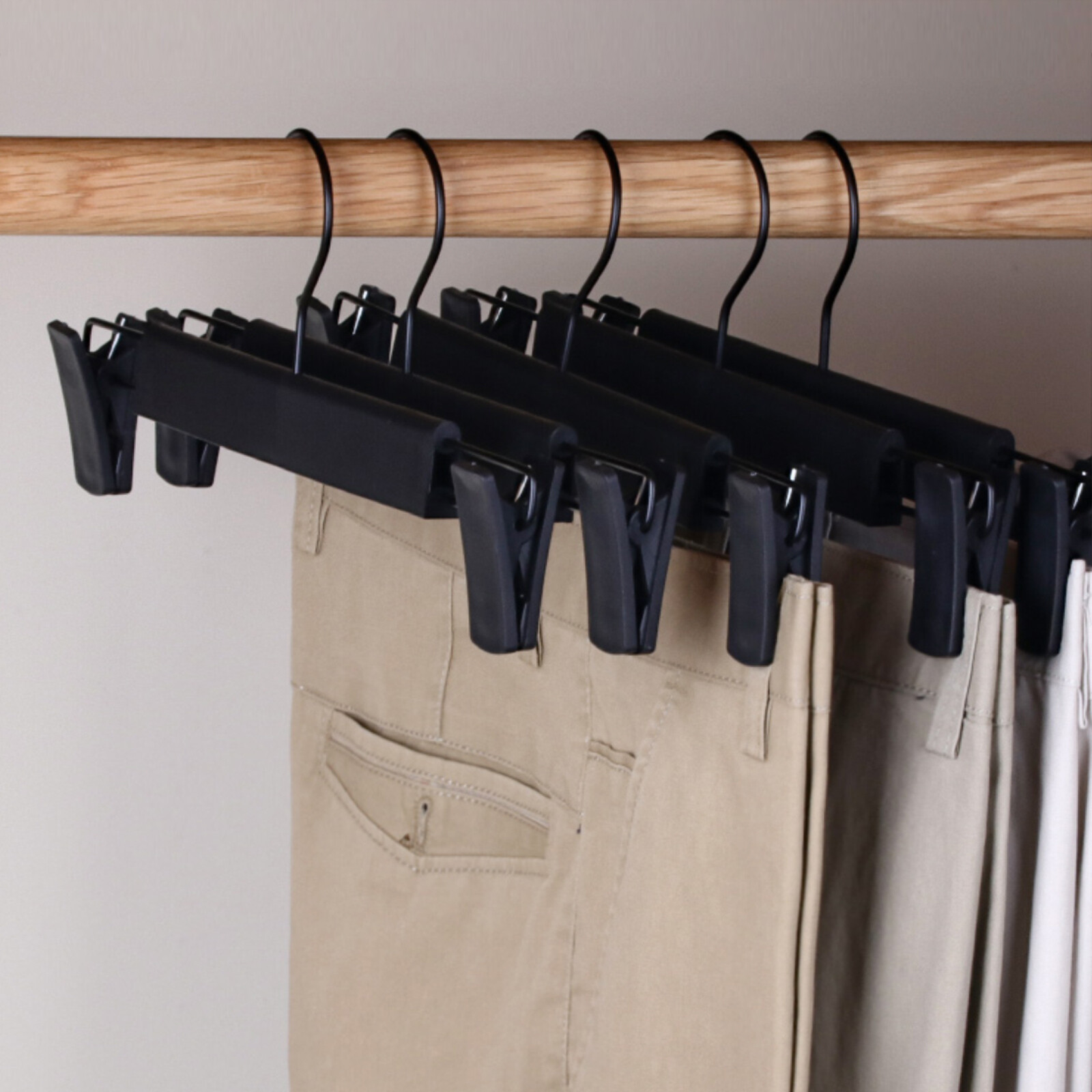 10PCS Plastic Clothes Skirt Pants Hangers Metal Hooks Pinch Clips Black White