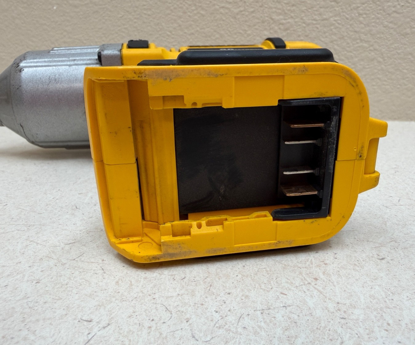 Dewalt Impact Wrench DCF889 W/Battery DCB204 & Charger DCB101