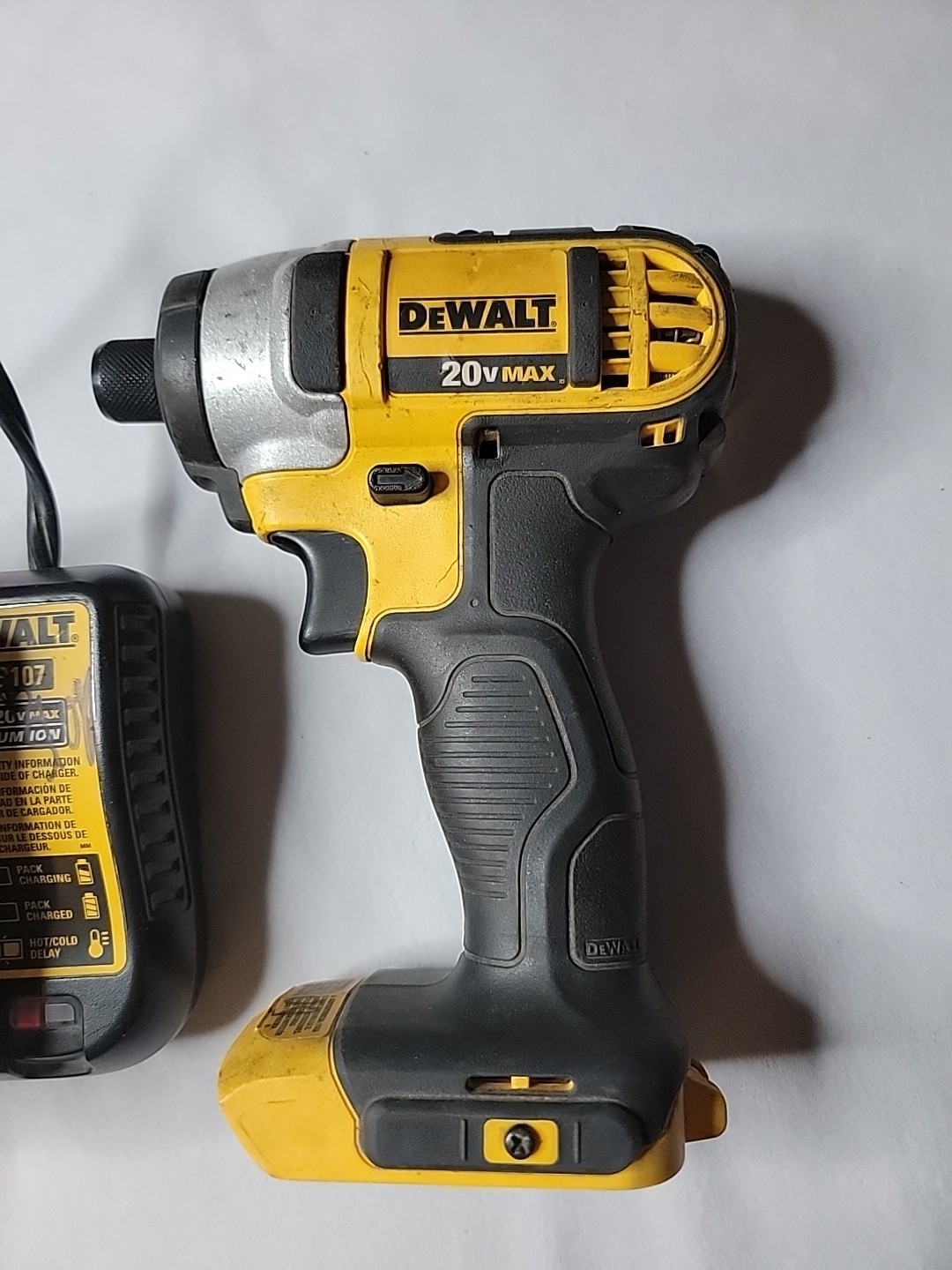 Dewalt DCF885 20V Cordless 1/4″ Impact Driver 20 Volt With Battery And Charger