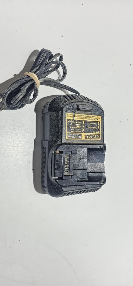 DEWALT DCB101 BATTERY CHARGER (P32008481)