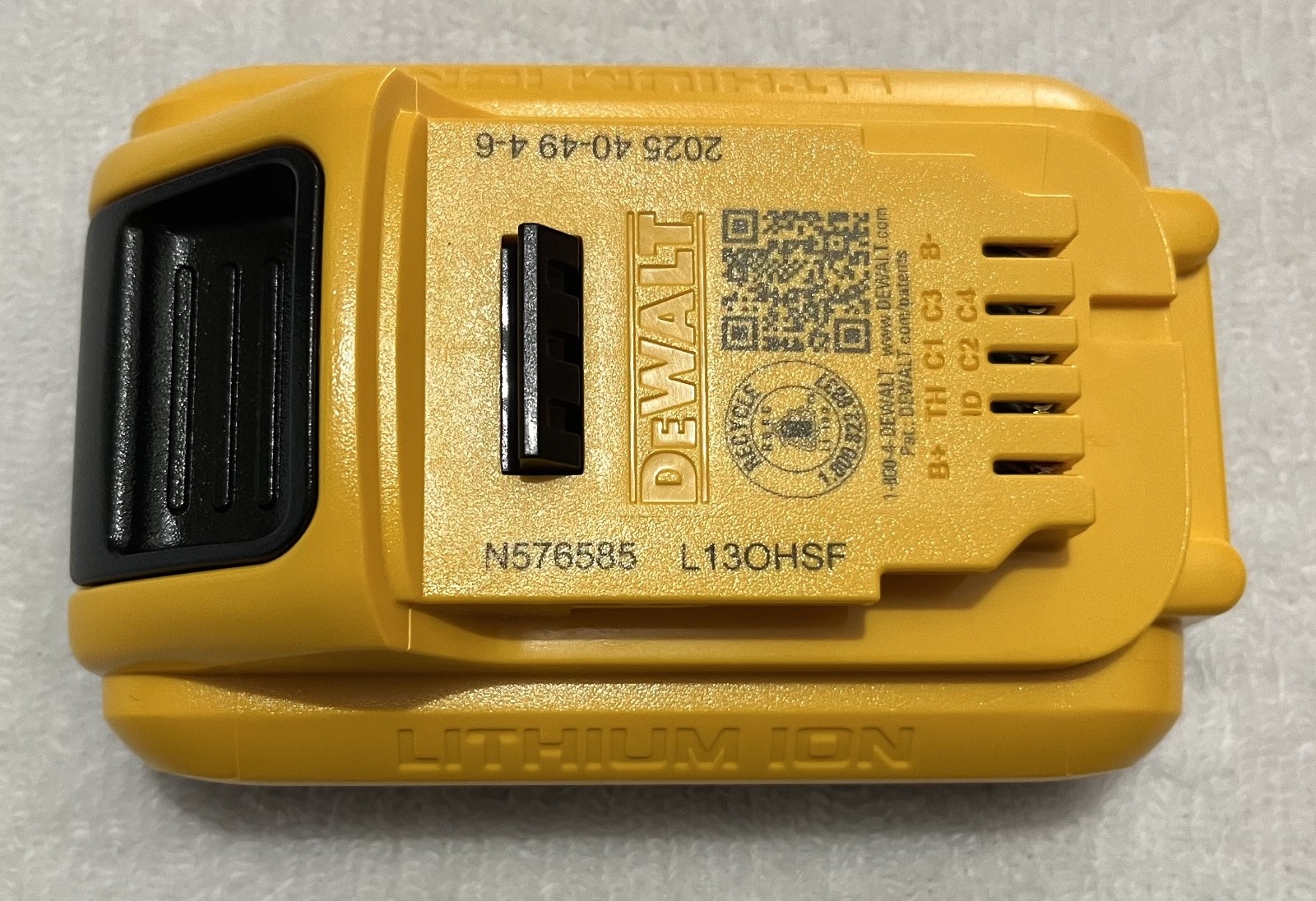 2 New Dewalt 20V Volt Max DCB240 4.0Ah Lithium Ion Batteries Li-ion DCB240-2