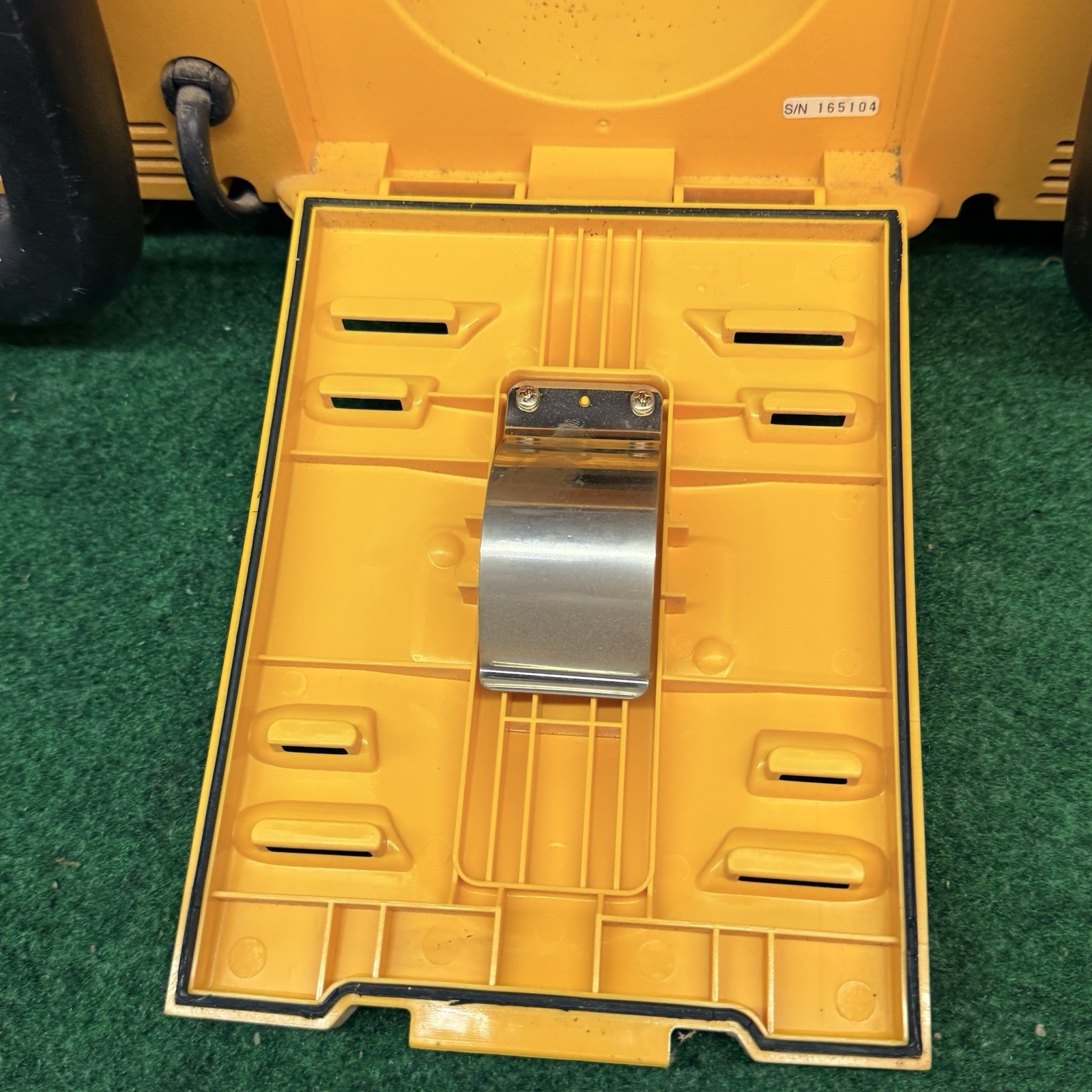 DEWALT Cordless JOBSITE Radio Charger AM/FM 1-HR NiCd Battery Charger 18v Tested