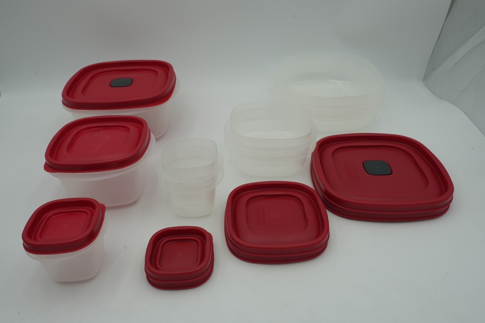 SEALED Rubbermaid Easy Find Lids 18 Piece Plastic Food Storage Container Set