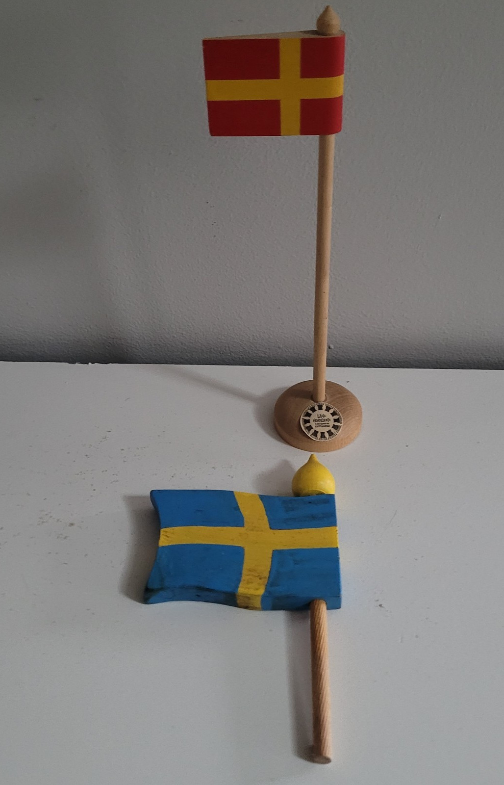 Sweden Wooden Table Flag & Sweden Skåne Scania Table Flag Läns-Hemslöjden 9.5″h