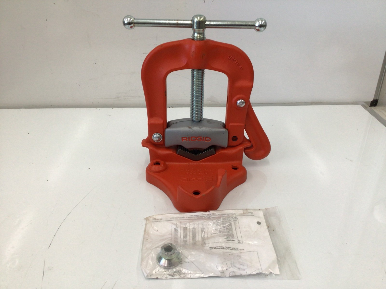 Ridgid 40100 25A 1/8″-4″ Bench Yoke Vise w/ Hardened Alloy Steel Jaws
