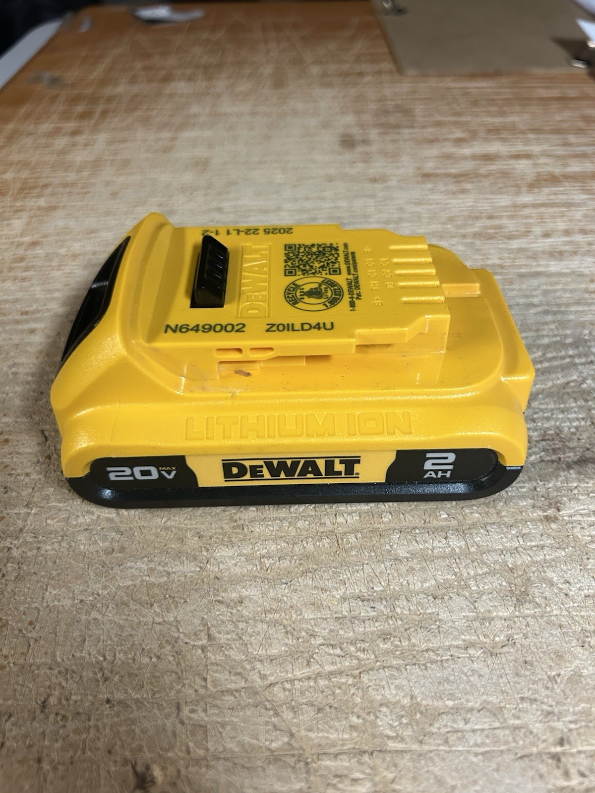 DEWALT 20V MAX DCB203 2.0Ah Battery Pack – Black/Yellow