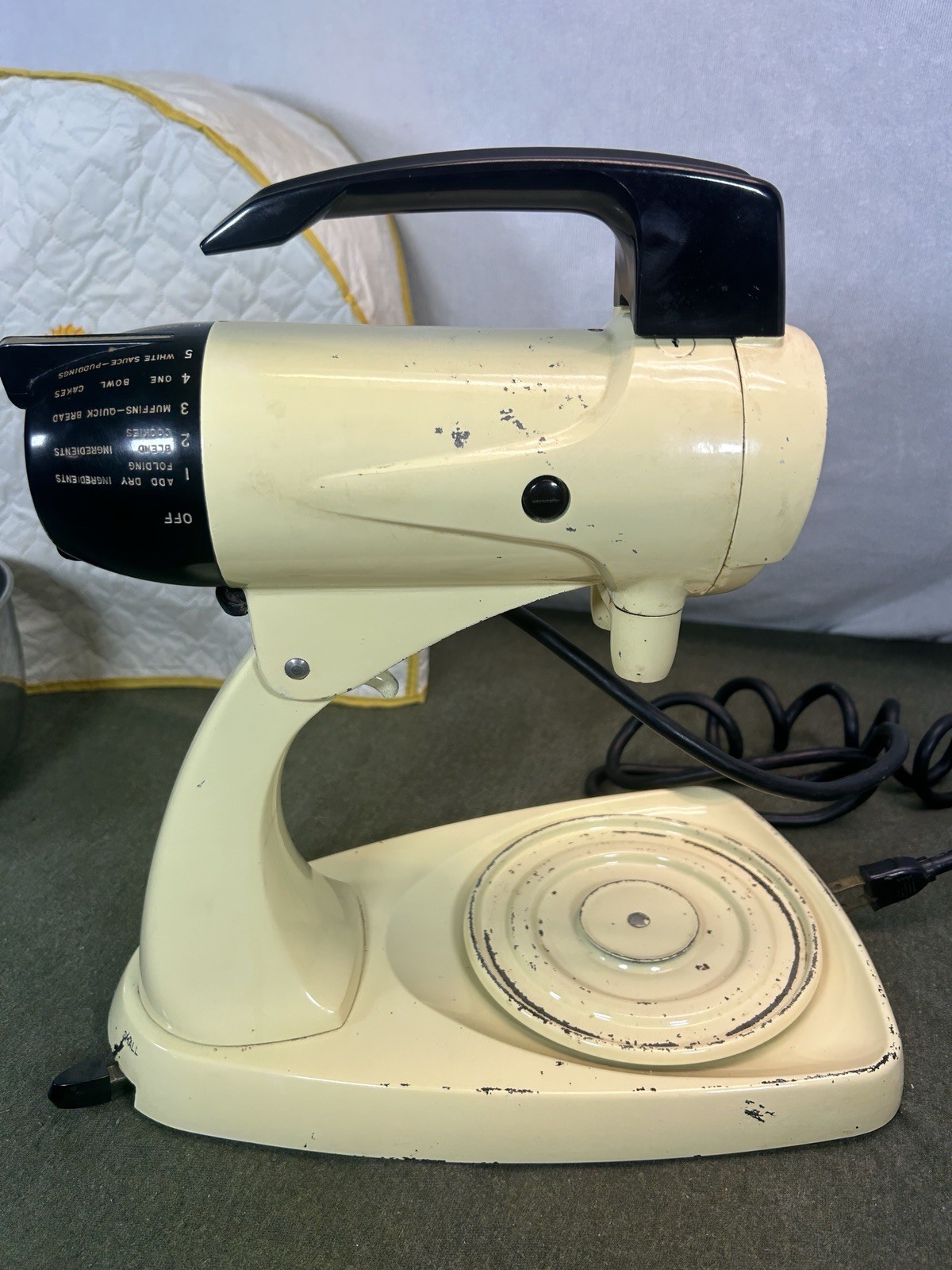 Sunbeam Mixmaster Stand Mixer 12-Speed 4-4.5 Qt 100-199W Yellow/Bowl/Cover