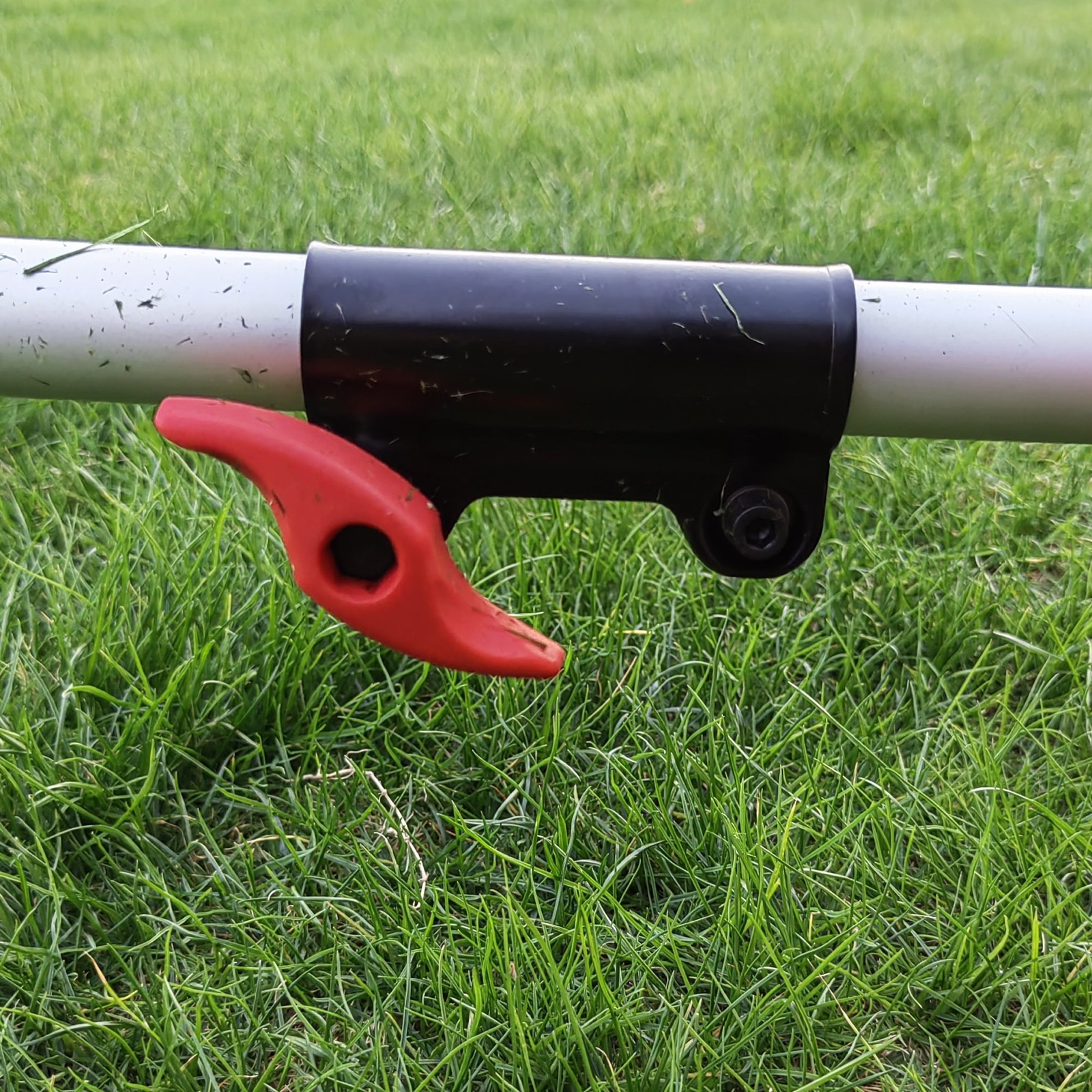 Hyper Tough 18″ 26cc 2-Cycle Gas String Trimmer, Straight Shaft, 18-Inch Cutting