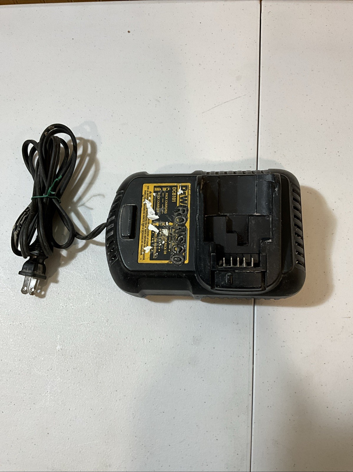 DEWALT DCB101 12V/20V MAX Lithium-Ion Battery Charger Used.