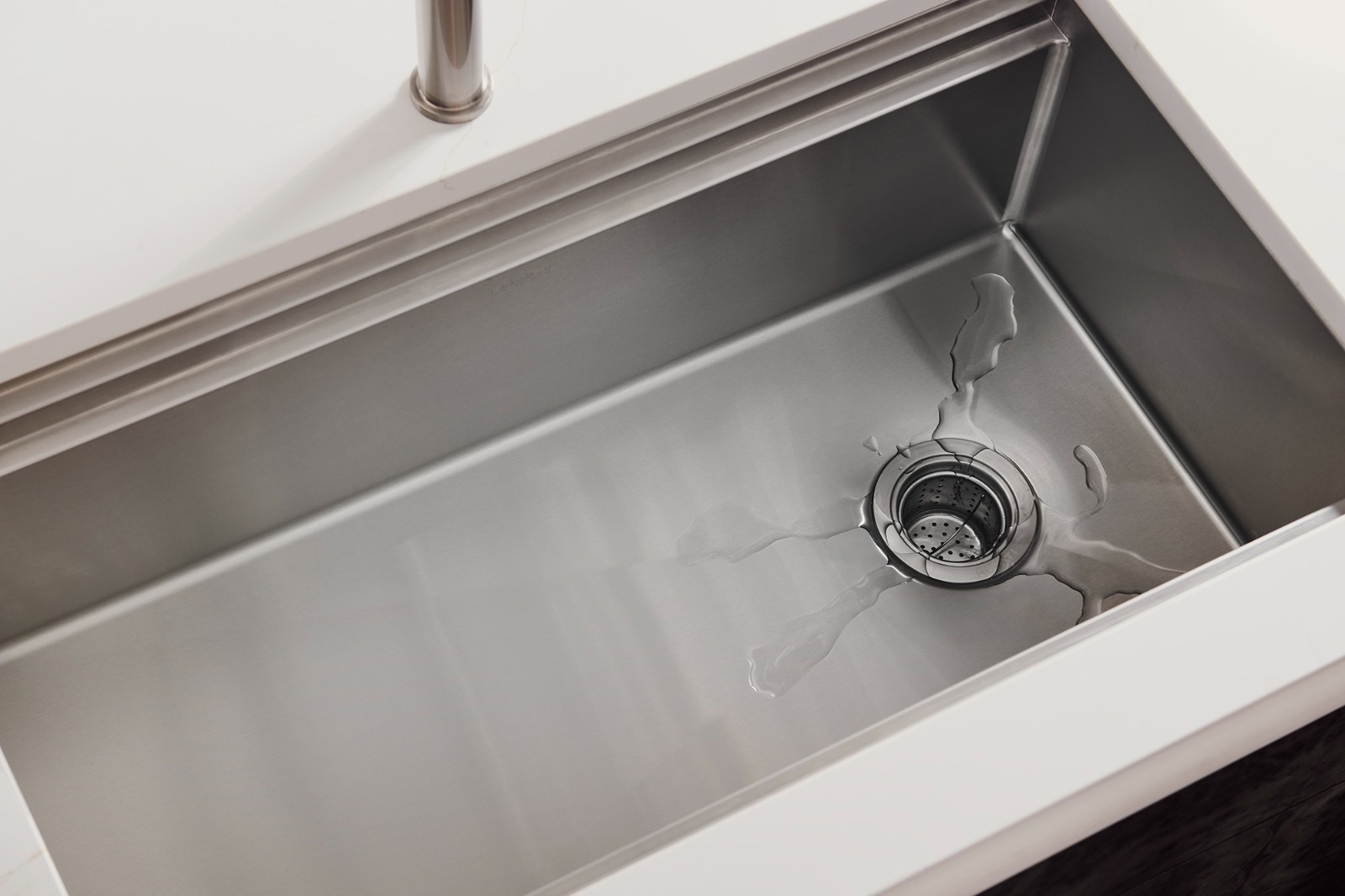 Ruvati 33″ Workstation Two-Tiered Ledge Undermount Kitchen Sink – RVH6222ST