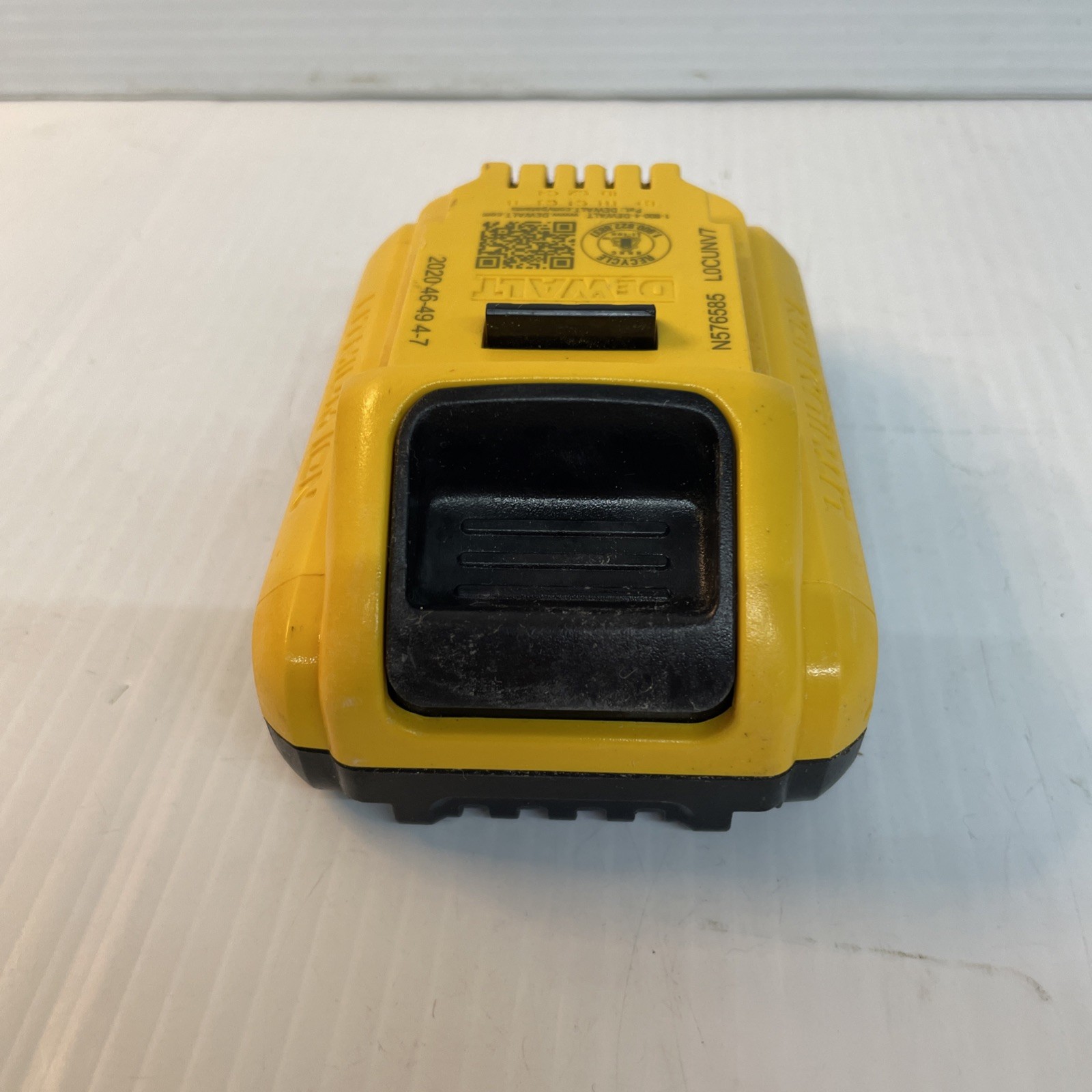 DEWALT 20V MAX Lithium-Ion 4.0Ah Battery – Charger NOT included – Pre Owned