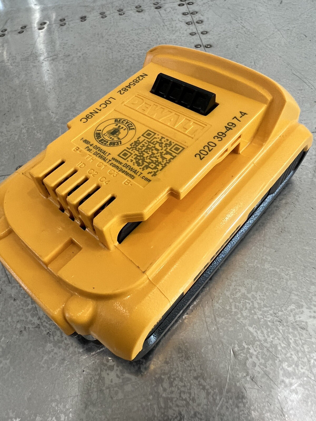 DEWALT DCB203 20V Max 2Ah Lithium Ion Battery b