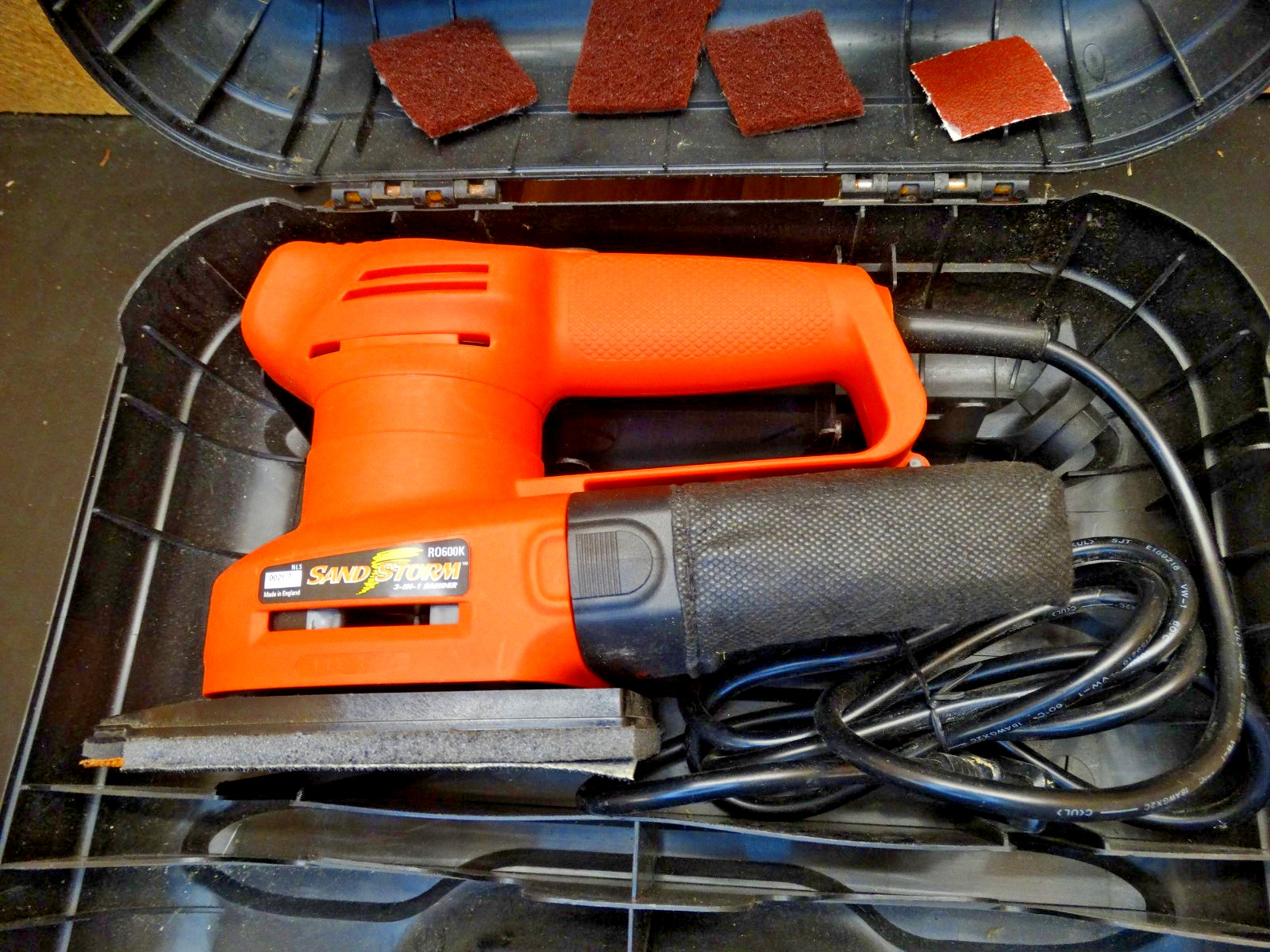 Black & Decker RO600 Corded Sand Storm 3-in- 1 Sander w/Case & Sanding Pads