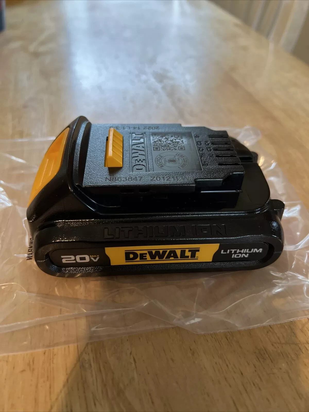 GENUINE DEWALT DCB201 20V Volt Max Li-Ion 1.5Ah Battery – NEW