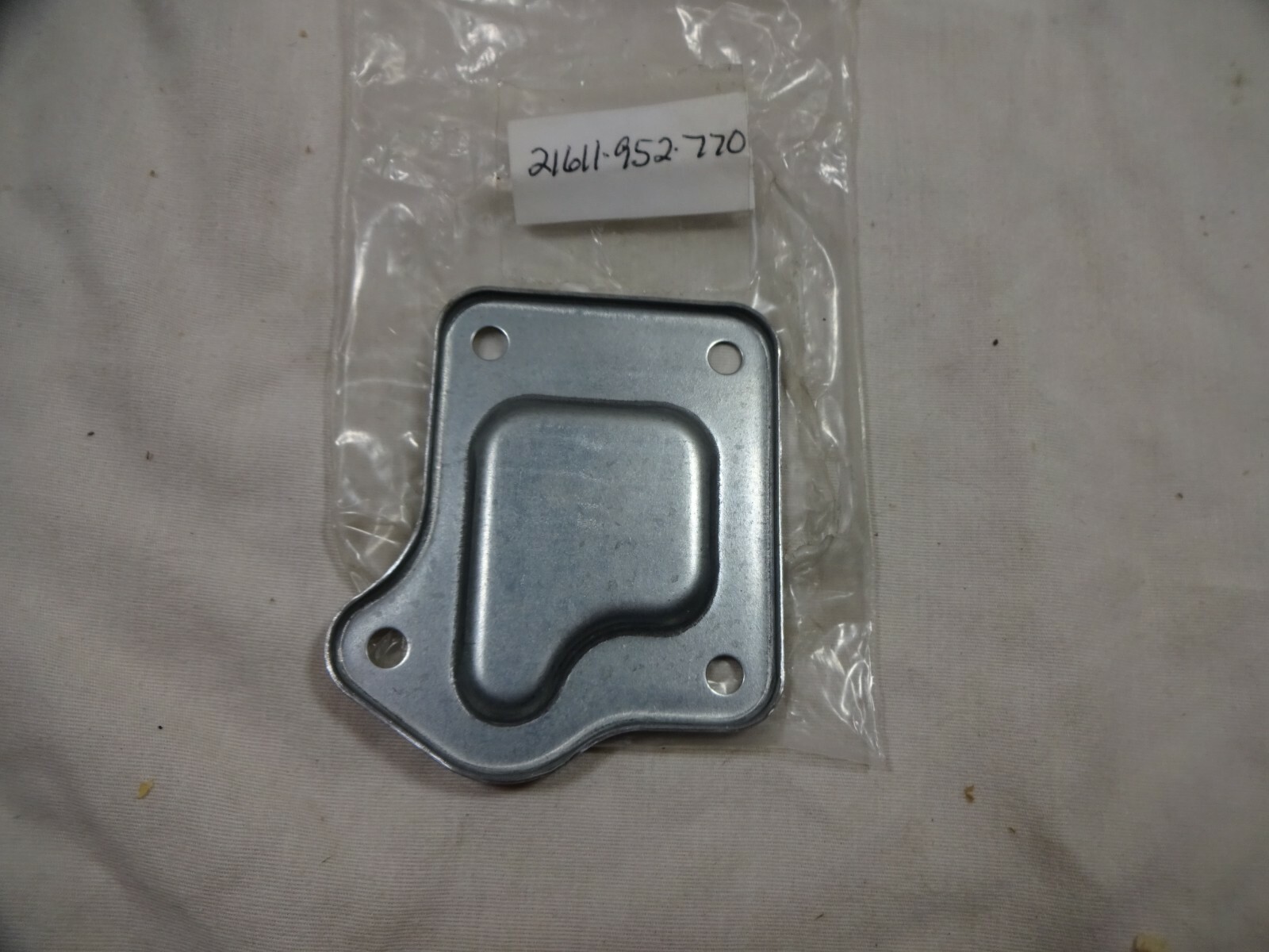 NOS Honda 21611-952-770 Gear Case Cover Lawn Mower HR21 HR21K1 HR21K2 HR21-5