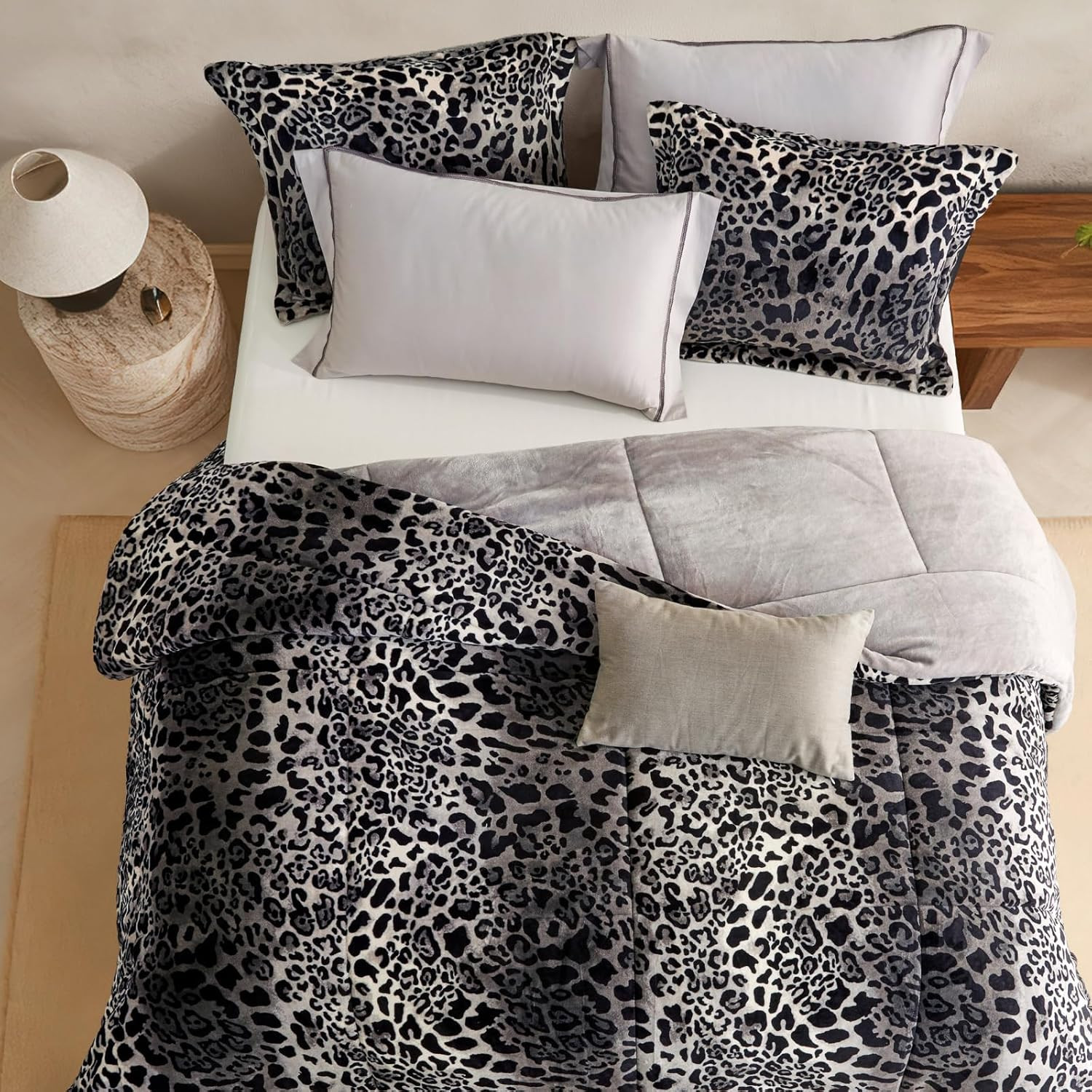 Luxury Leopard Velvet Queen Comforter Set with 2 Pillow Shams – 3 Pieces