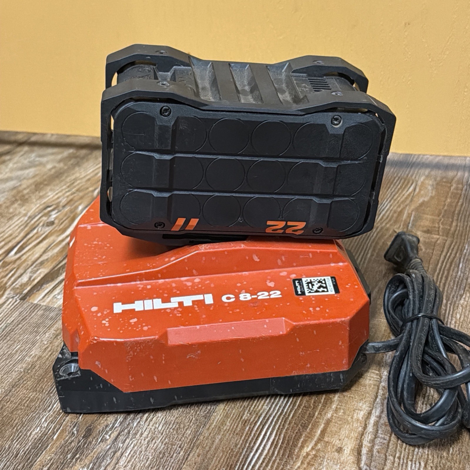 HILTI C 8-22 Nuron Charger & HILTI B 22-255 12AH BATTERY B 22-255 Li-ion