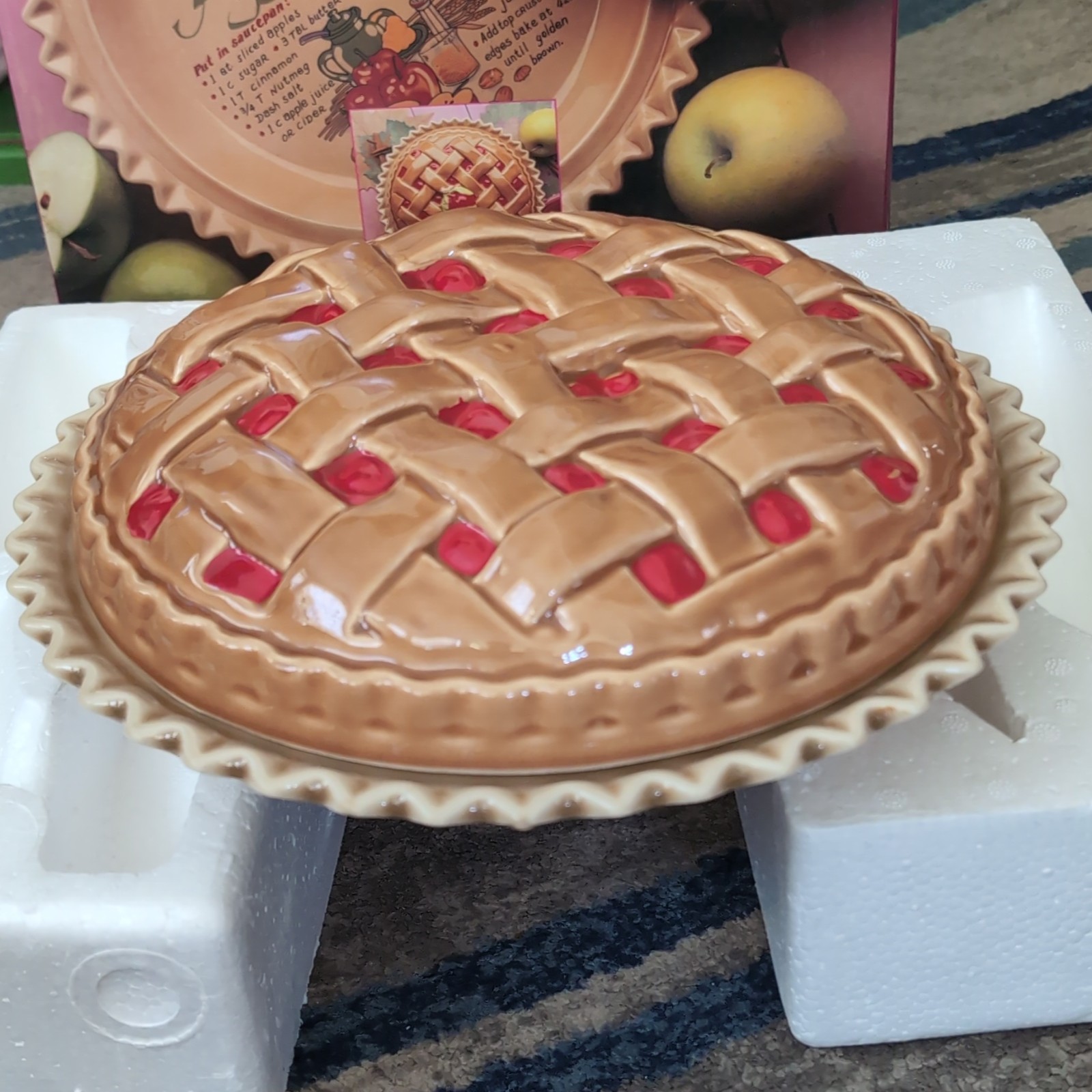 HomeTrends Ceramic 9in Round Pie Dish w/ Lid, Glazed “Apple Pie”