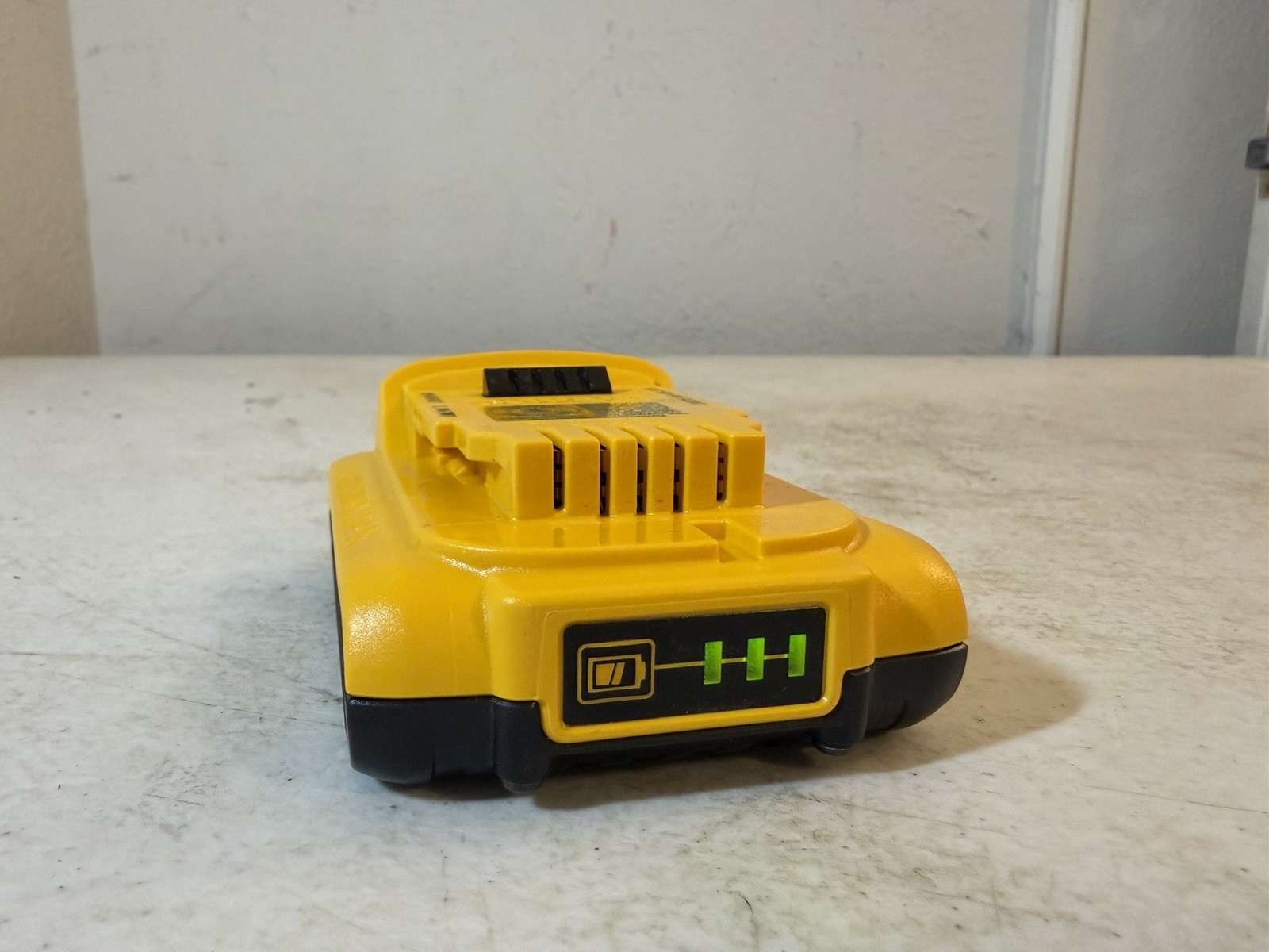DEWALT 20V Max Battery 2.0Ah Lithium Ion Li-Ion 20 Volt DCB203
