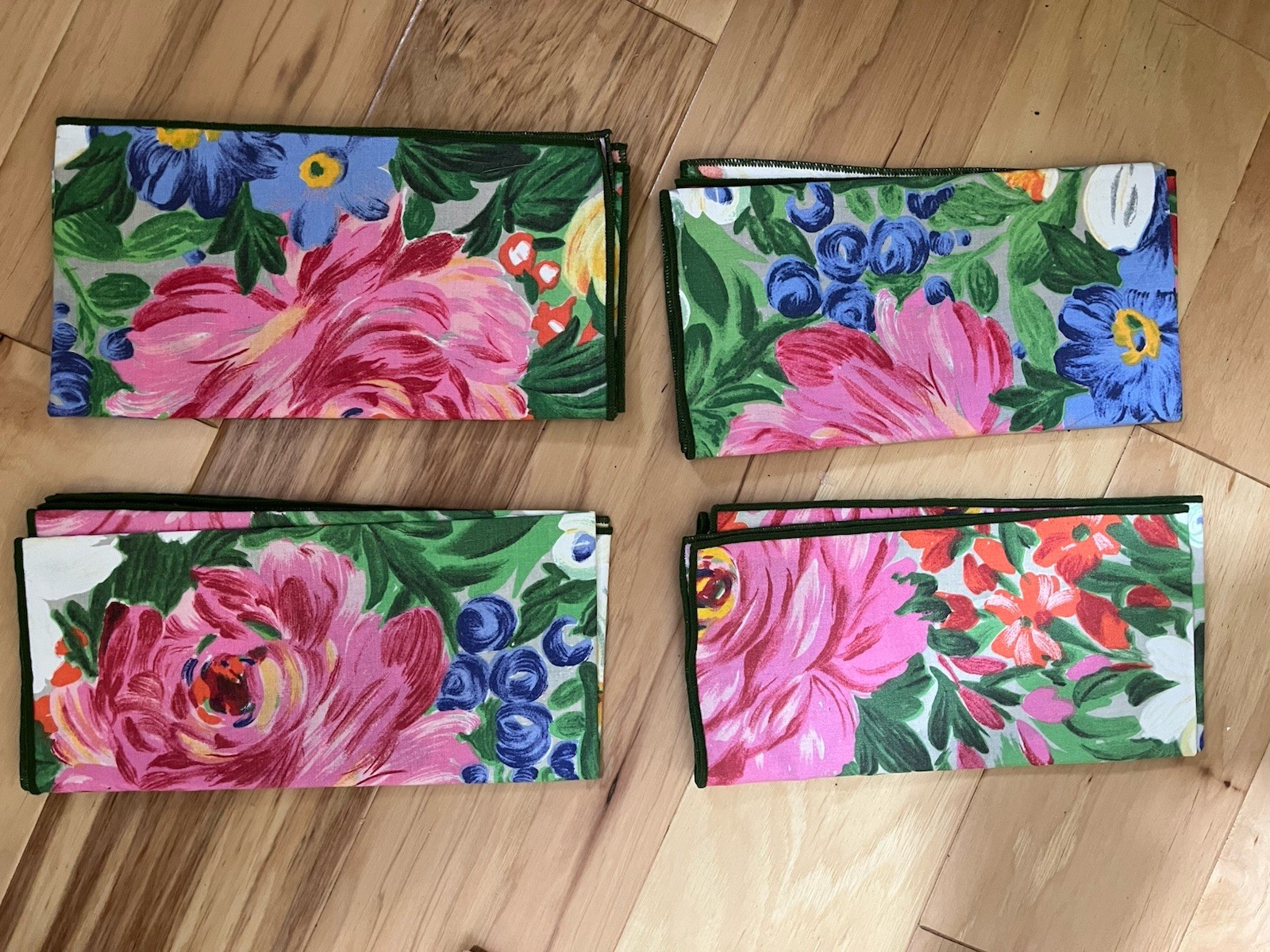 * AS IS see description UNBRANDED Set of 4 Placemats and Napkins Cottage Floral