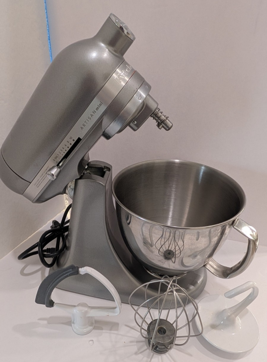 KITCHENAID ARTISAN MINI in Contour Silver, MINT Cond, 3.5QT , TILT-HEAD