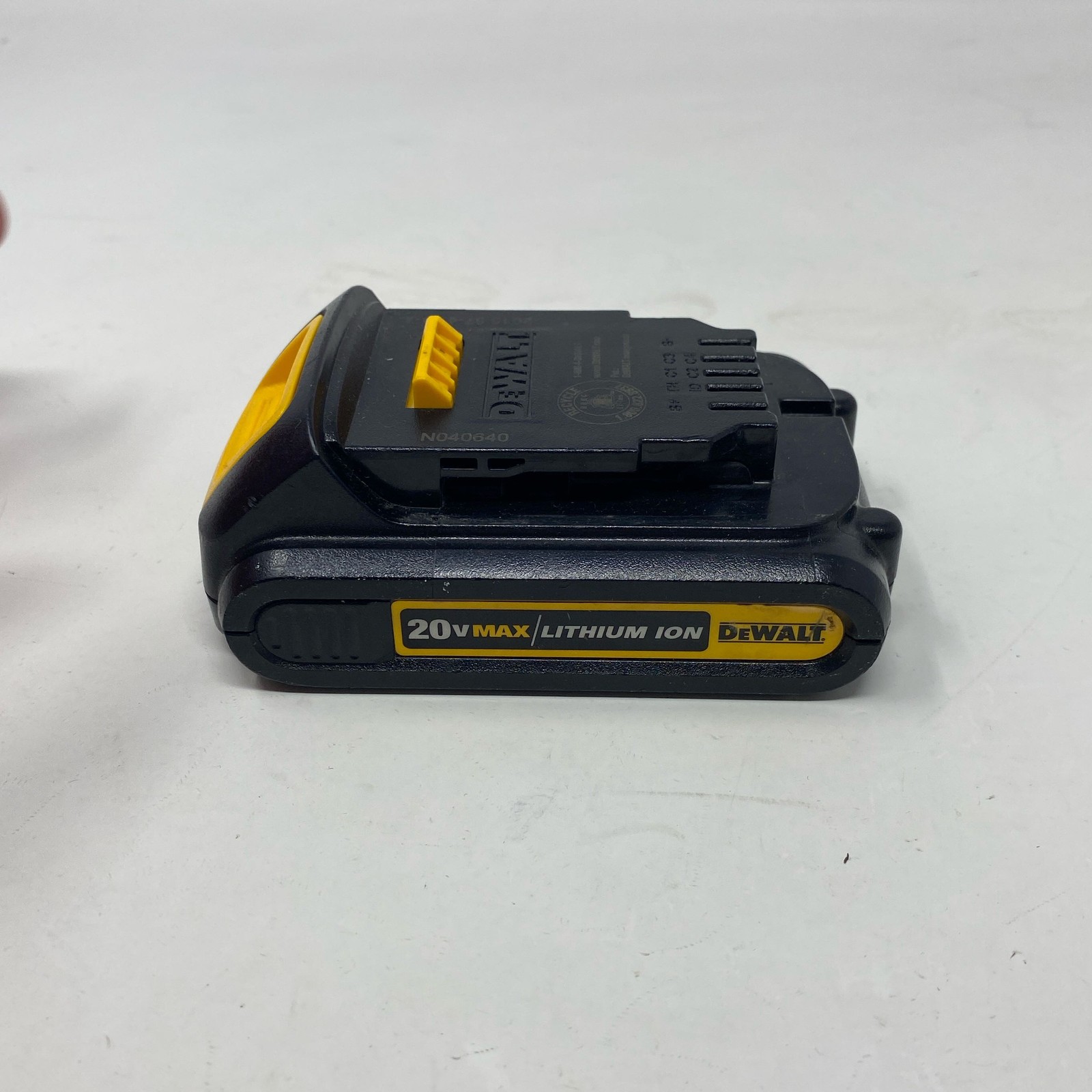 DEWALT DCB207 20V MAX 1.3Ah Li-Ion Battery, Black/Yellow