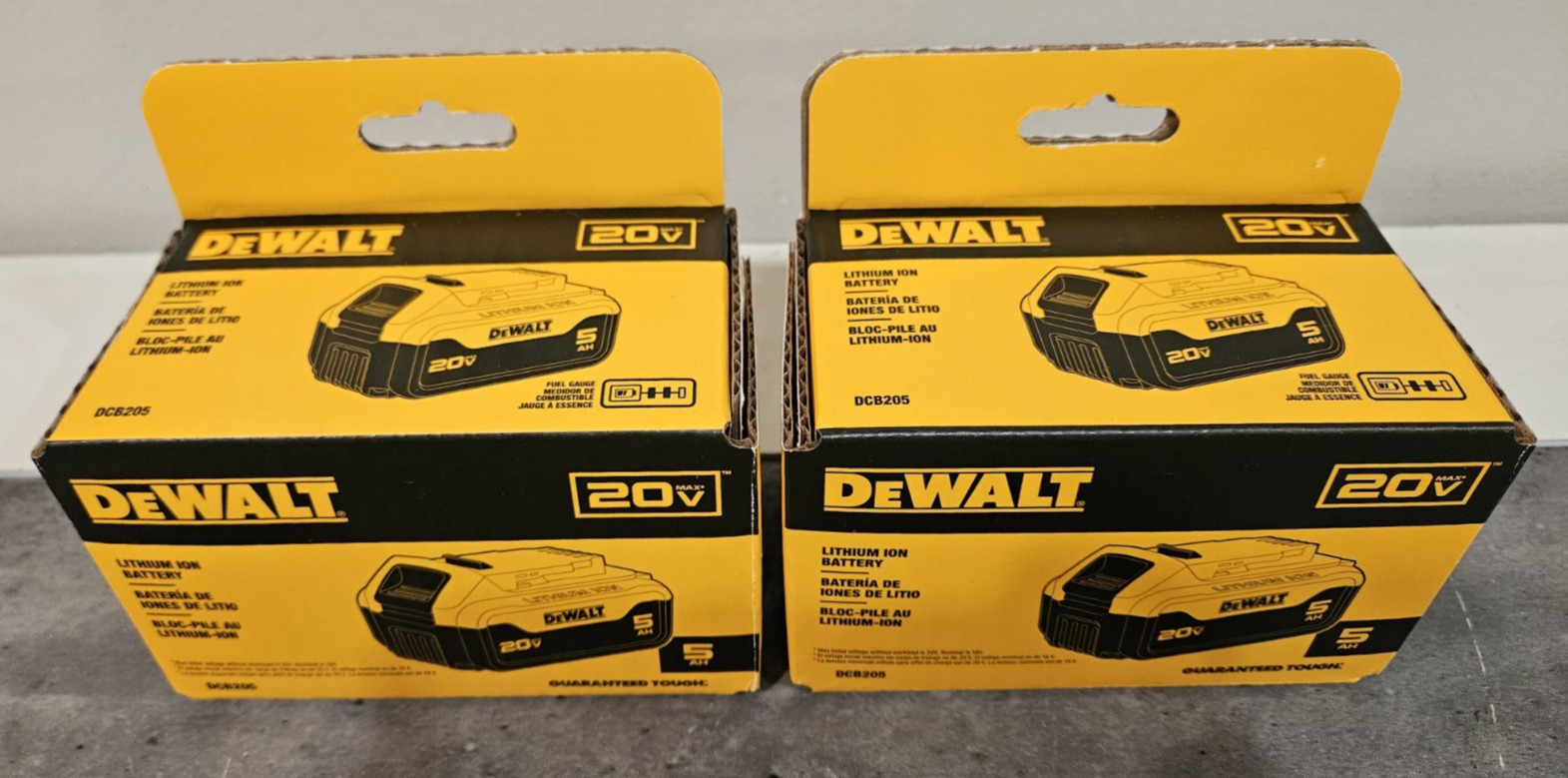 New DeWALT 20V Volt Max DCB205-2C (2 DCB205 Batteries & 1 DCB1104 Charger)