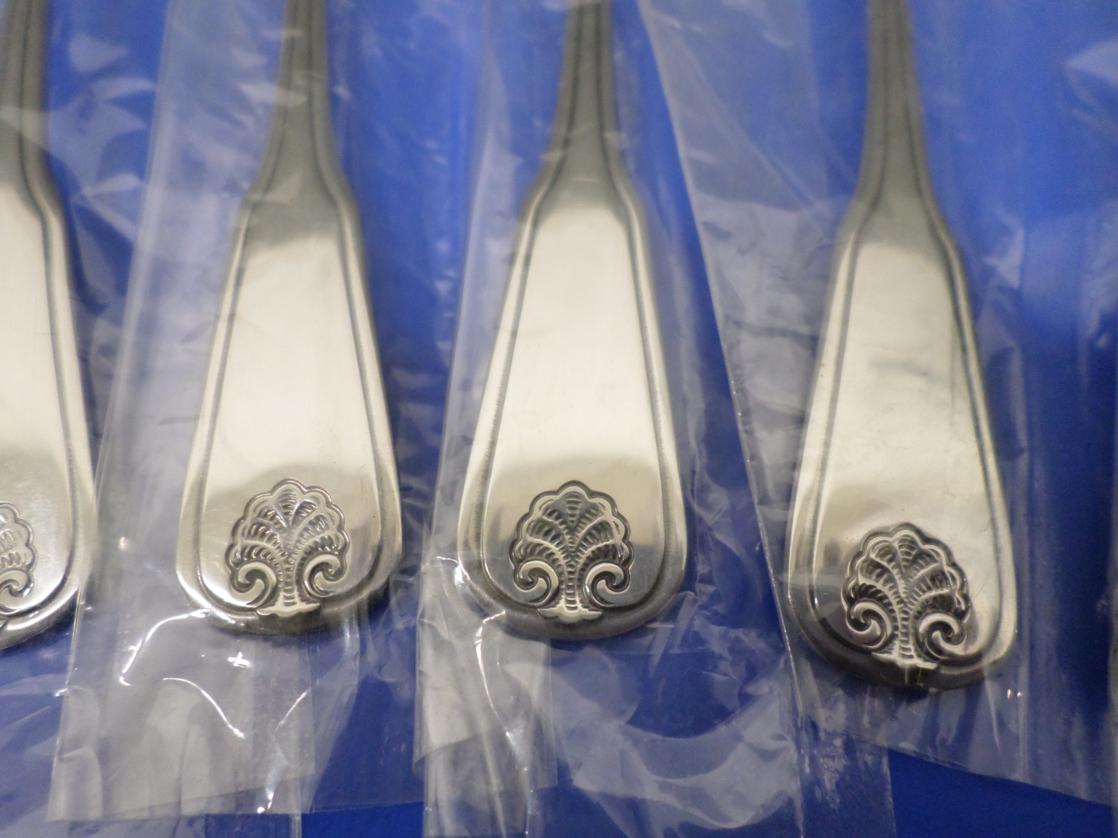 12 – Oneida Wm Rogers Deluxe COLONIAL MOOD Shell Glossy Stainless SALAD FORKS