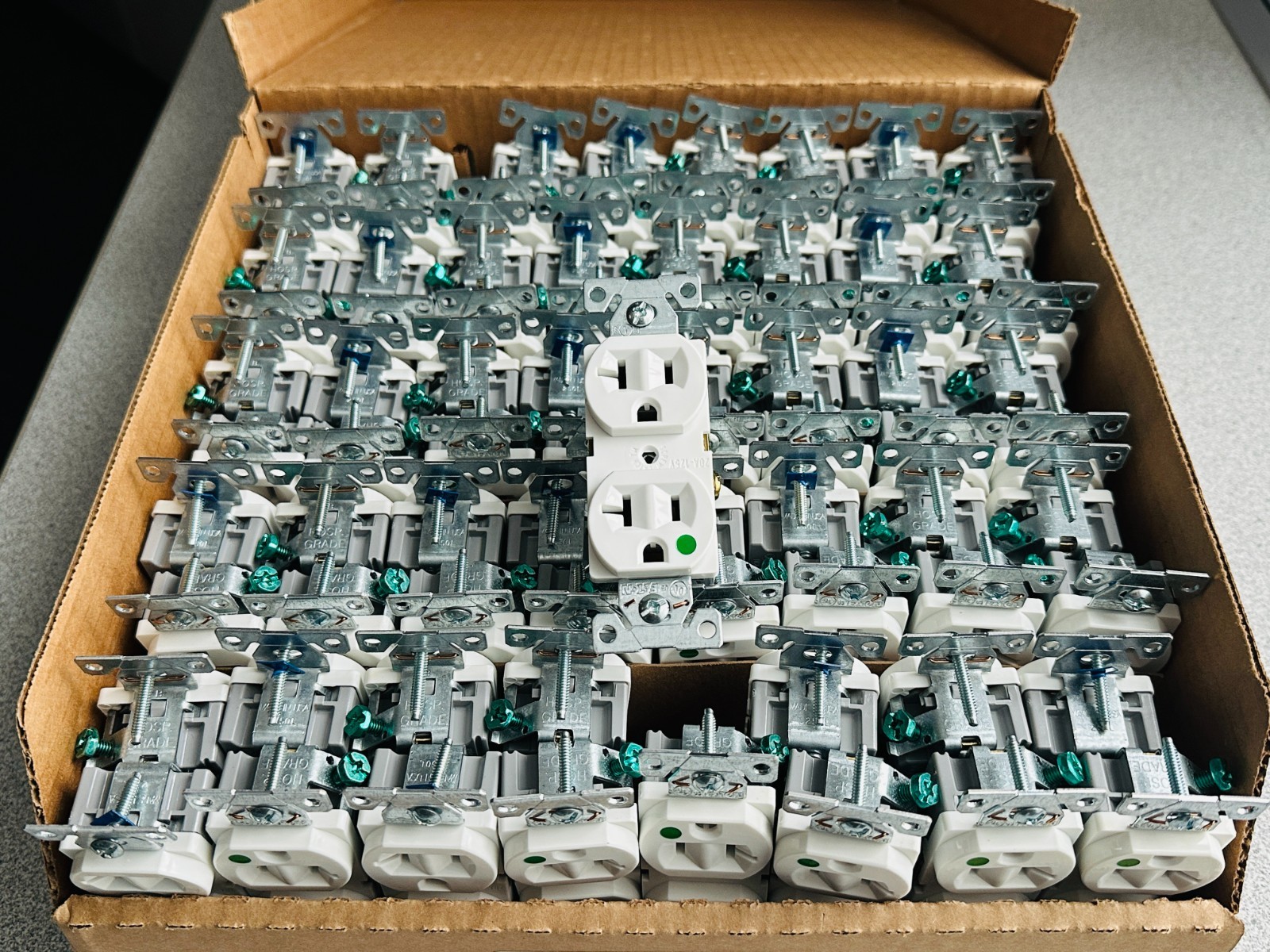 80 NEW Eaton 8300W White HOSPITAL GRADE Duplex Receptacle Outlets 5-20R 20A 125V