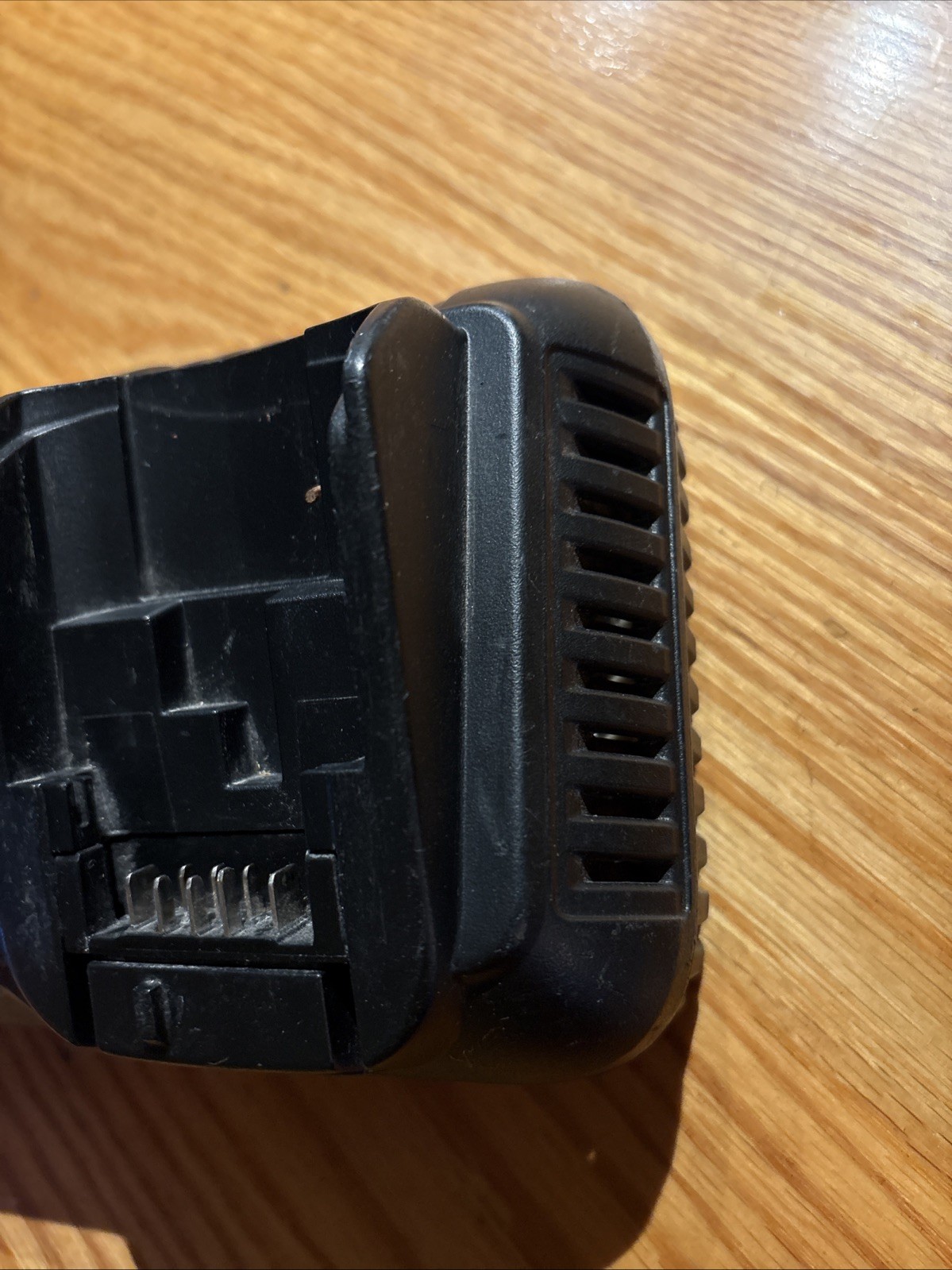 DEWALT DCB101 12V – 20V MAX Lithium ion Battery / Charger