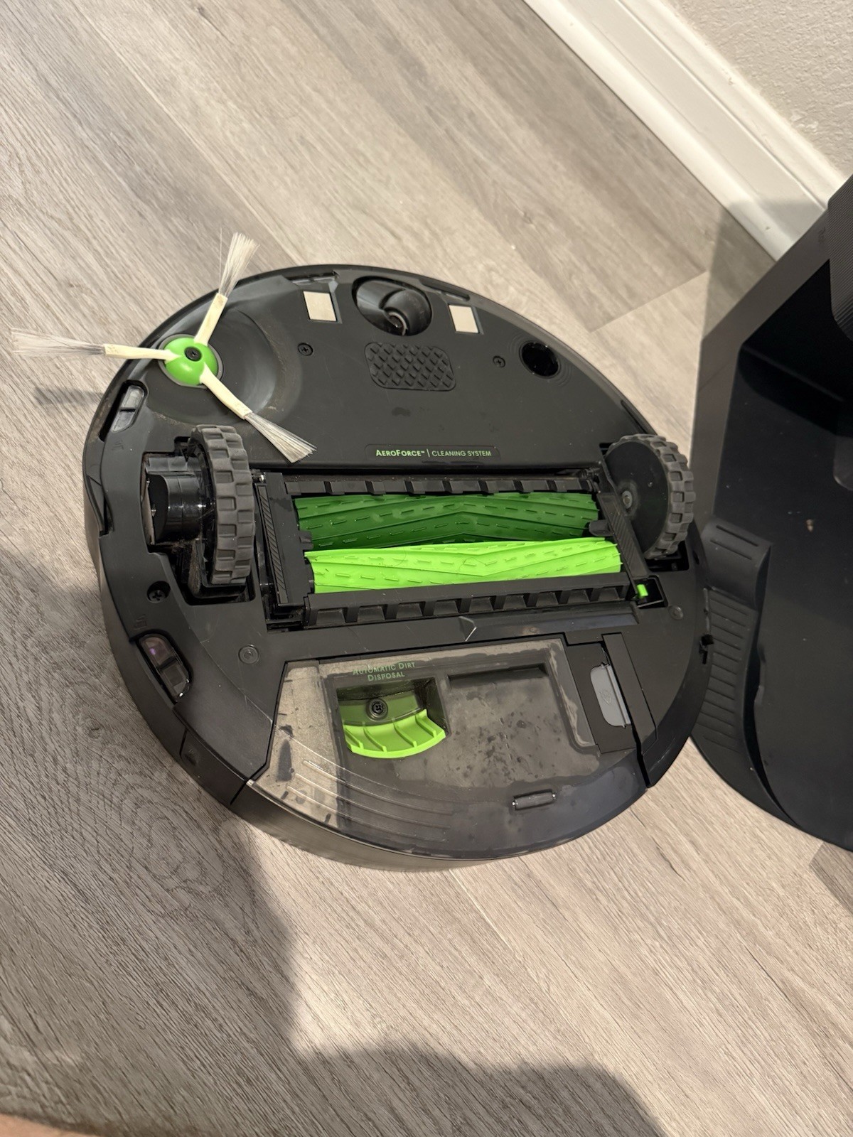 Roomba J7 Model RVE-Y1+ Self-Emptying Robot Vacuum +Clean Base Excellent Conditi