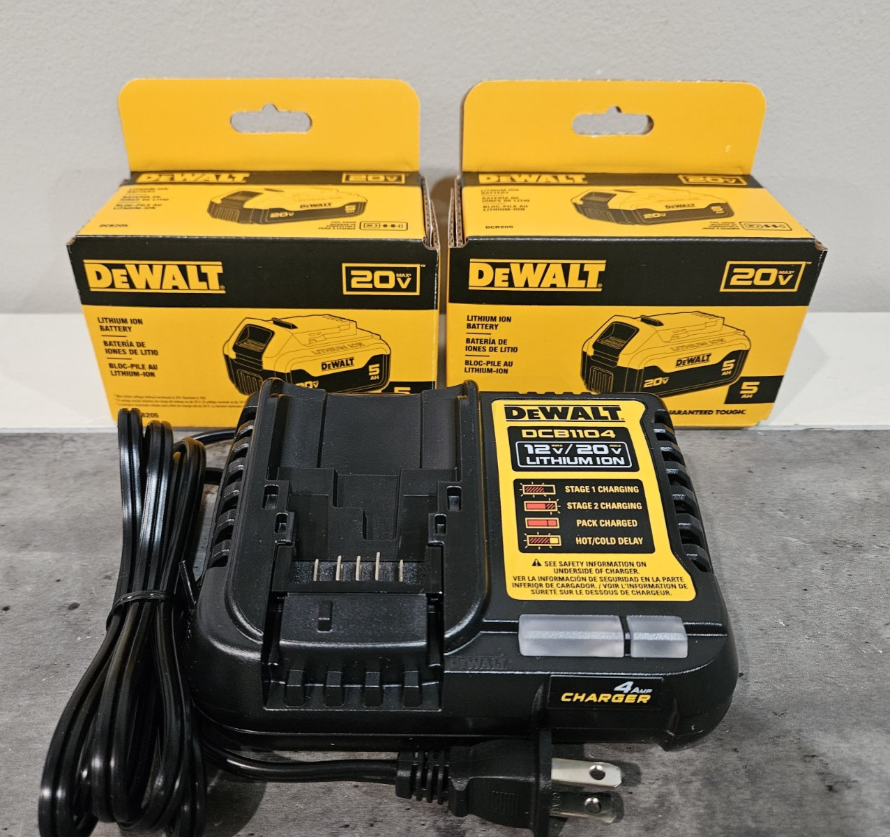 New DeWALT 20V Volt Max DCB205-2C (2 DCB205 Batteries & 1 DCB1104 Charger)