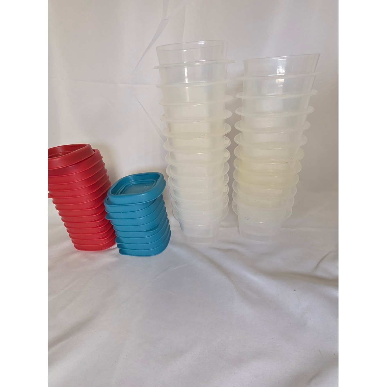 23 Rubbermaid Easy Find/Small Servin Saver 4 Ounce Food Containers -Lids