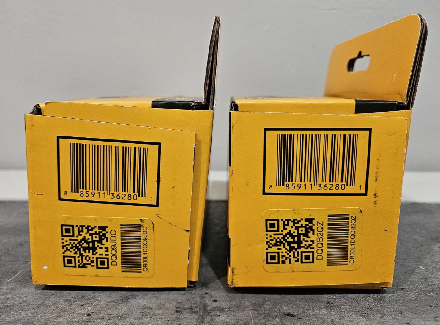 New DeWALT 20V Volt Max DCB205-2C (2 DCB205 Batteries & 1 DCB1104 Charger)