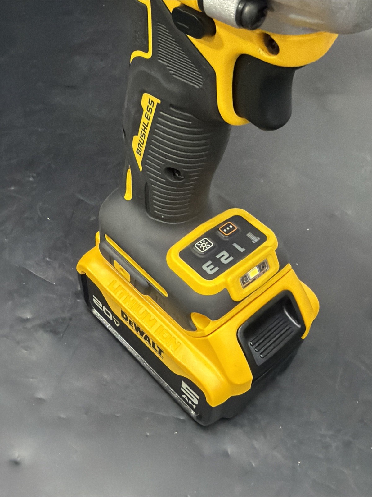 DEWALT DCF891 20V MAX XR 1/2″ Mid-Range Impact Wrench -Hog Ring with 5Ah Battery
