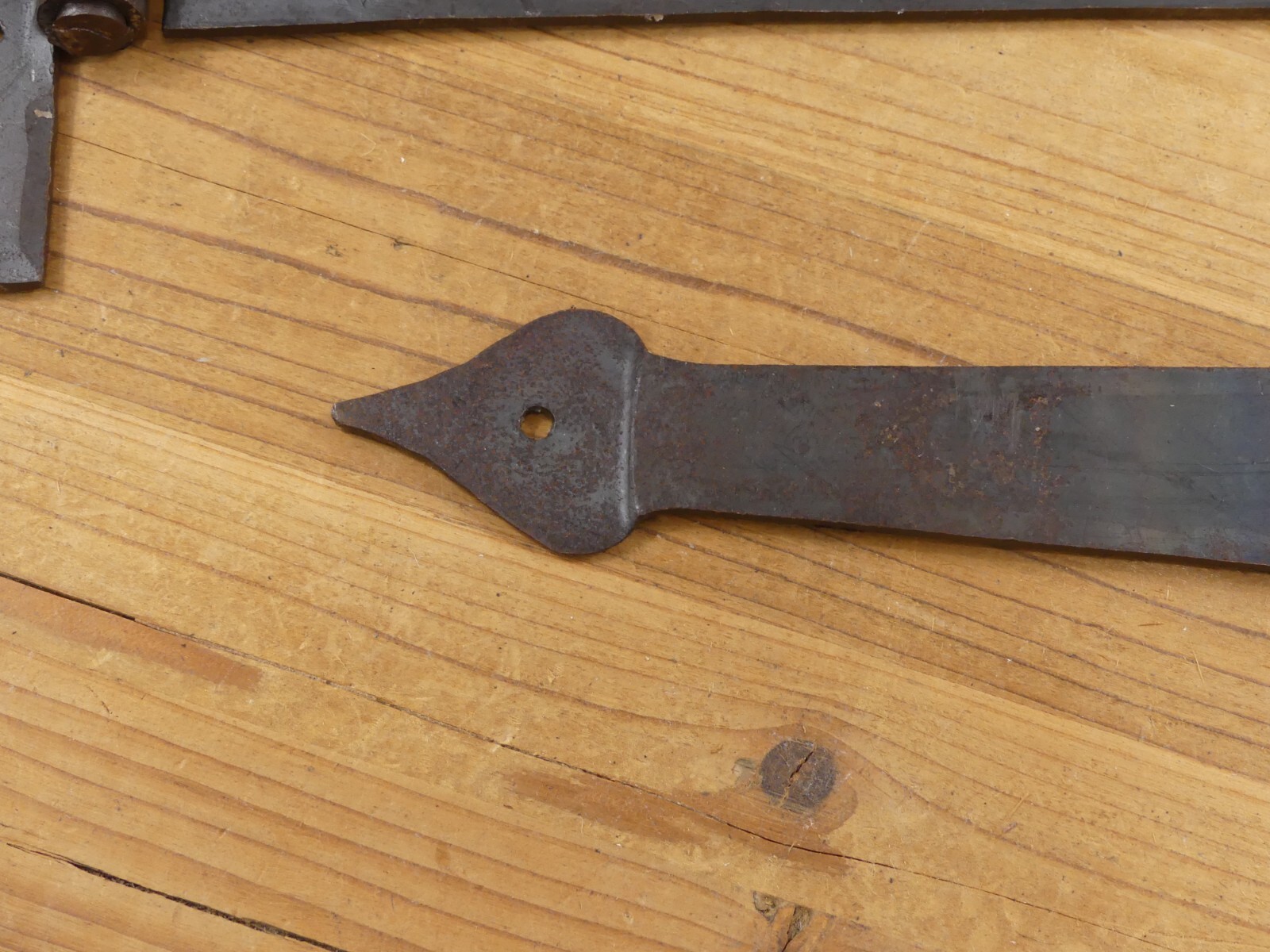 6 LARGE Strap T Hinges 18″ Tee Hand Barn Rustic Door Iron Arrow **SOME RUST**
