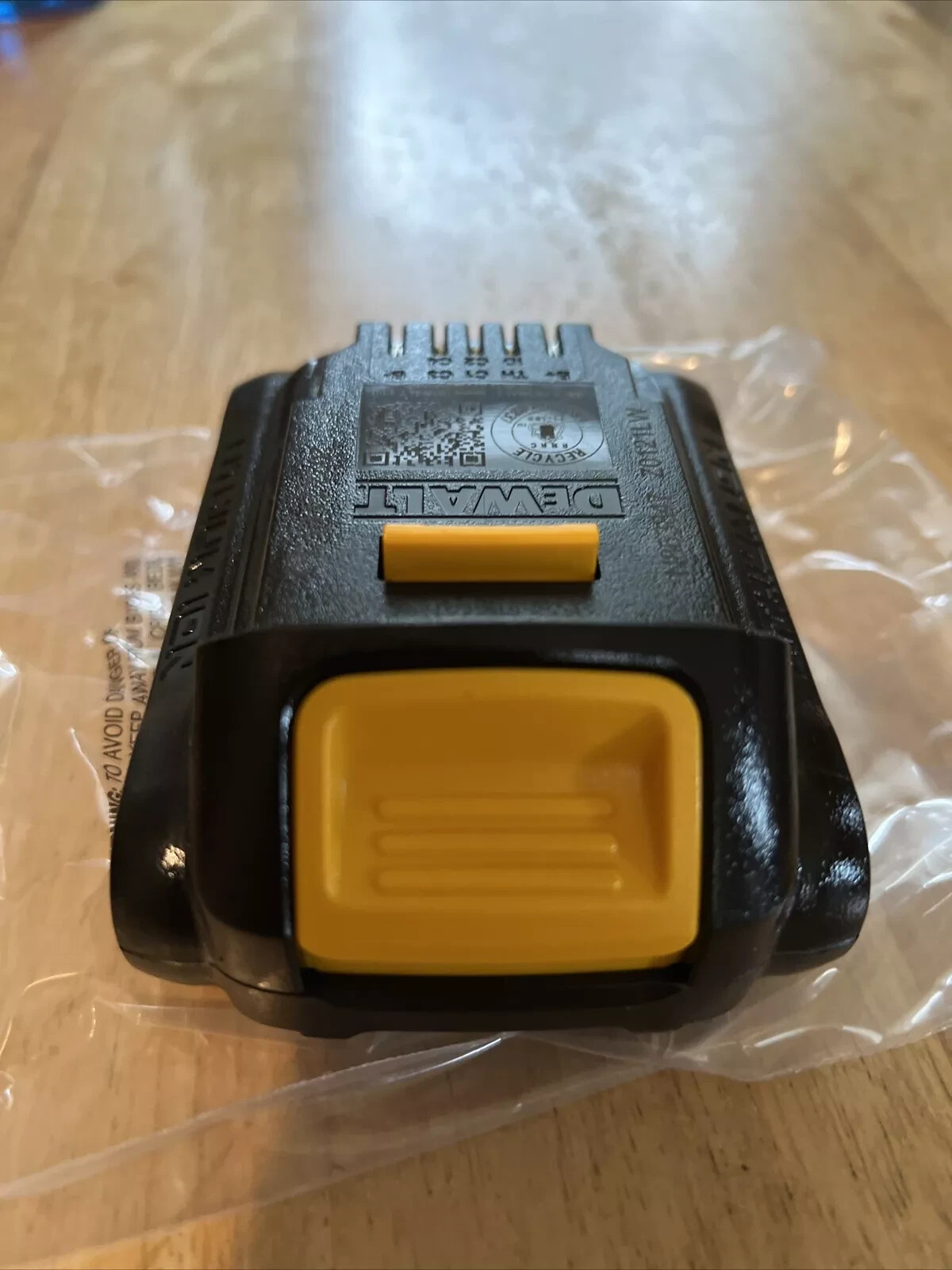 GENUINE DEWALT DCB201 20V Volt Max Li-Ion 1.5Ah Battery – NEW