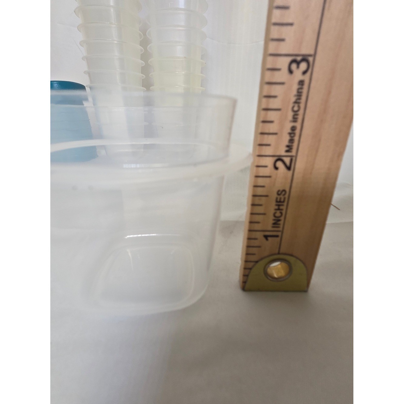 23 Rubbermaid Easy Find/Small Servin Saver 4 Ounce Food Containers -Lids
