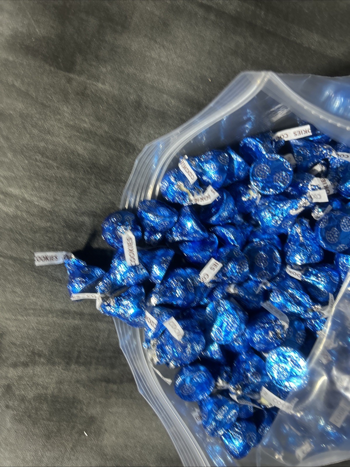 3.5 Lbs Bulk HERSHEY’S KISSES Cookies ‘n’ Creme Candy – White Chocolate