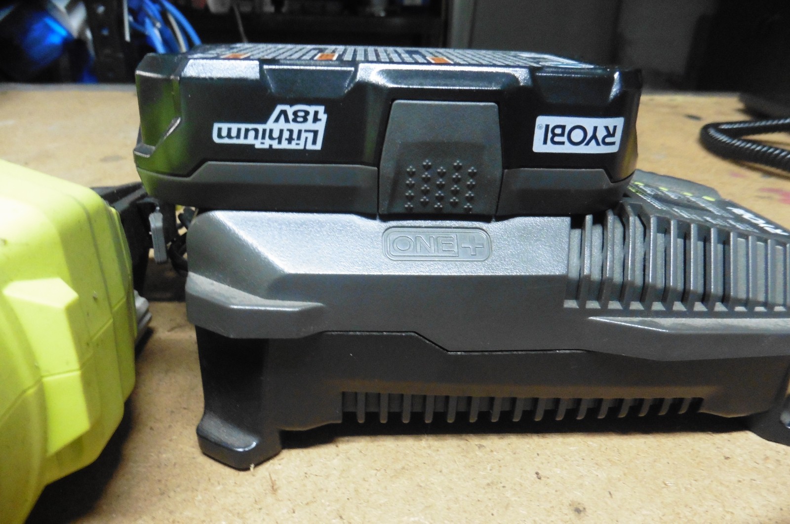 Ryobi P320 18V Cordless 18 Gauge Brad Nailer Kit w/Battery & Charger 4AH P197