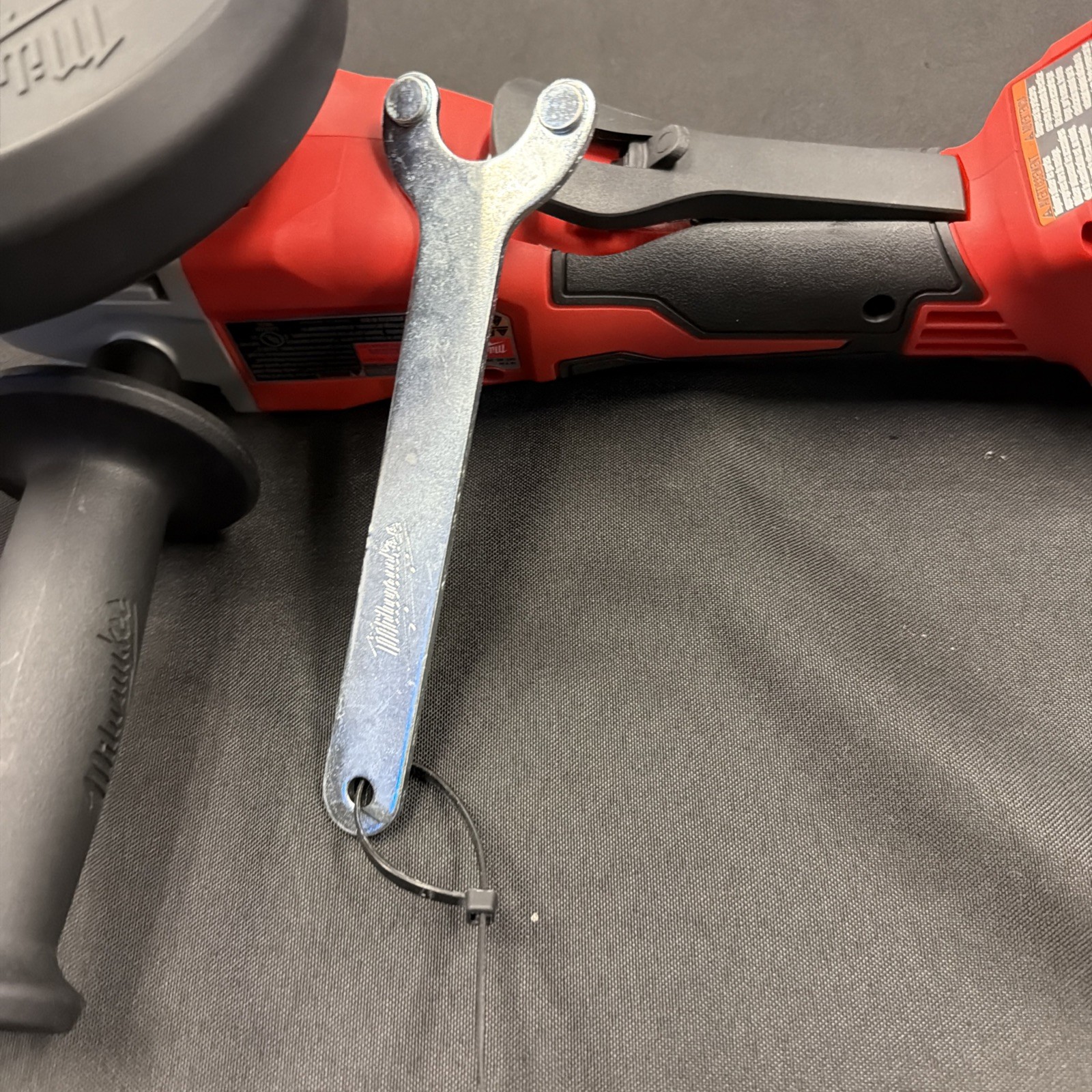 Milwaukee Tool 2686-20 M18 Brushless 4-1/2″ / 5″ Cut-Off Grinder, Paddle Switch