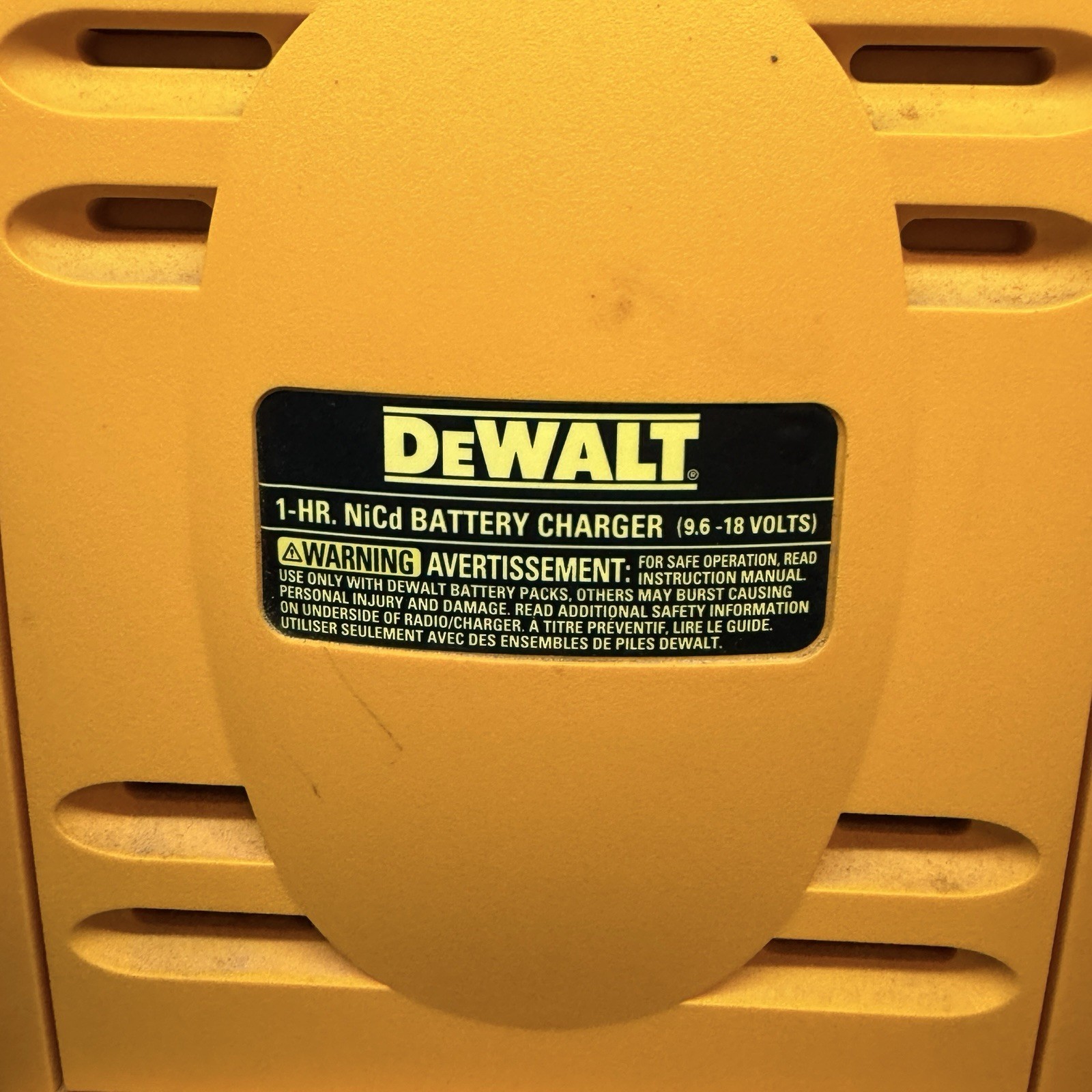 DEWALT Cordless JOBSITE Radio Charger AM/FM 1-HR NiCd Battery Charger 18v Tested