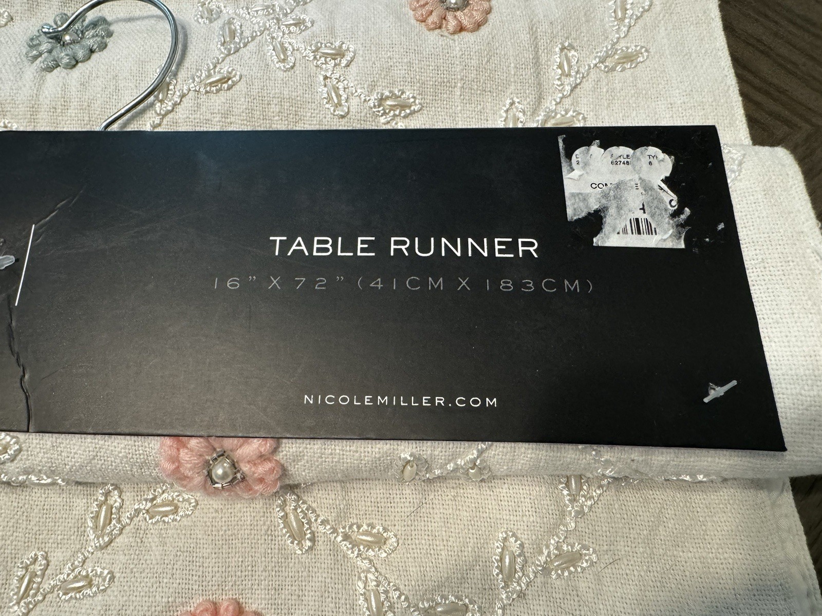 Nicole Miller Table Runner 16 ” X 72″ (41 CM X 183CM) White With Flowers